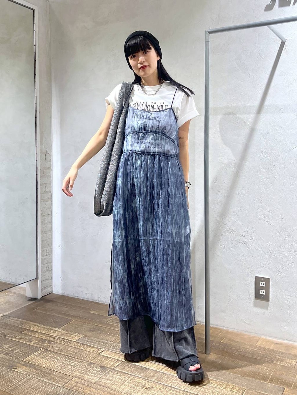 ブルー系のワンピース、ブラック系のスウェットパンツ、ホワイト系のTシャツ/カットソーを着用したレディースの夏コーディネートの5枚目の写真