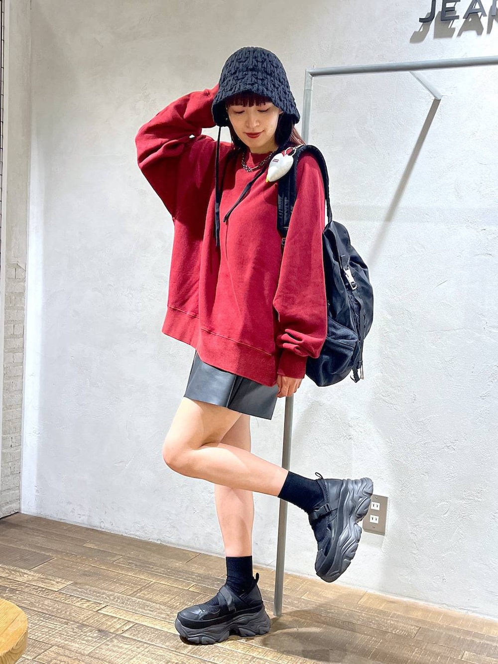 ブラック系のスニーカー、ブラック系のショルダーバッグ、ブラック系のその他パンツを着用したレディースの秋コーディネートの4枚目の写真