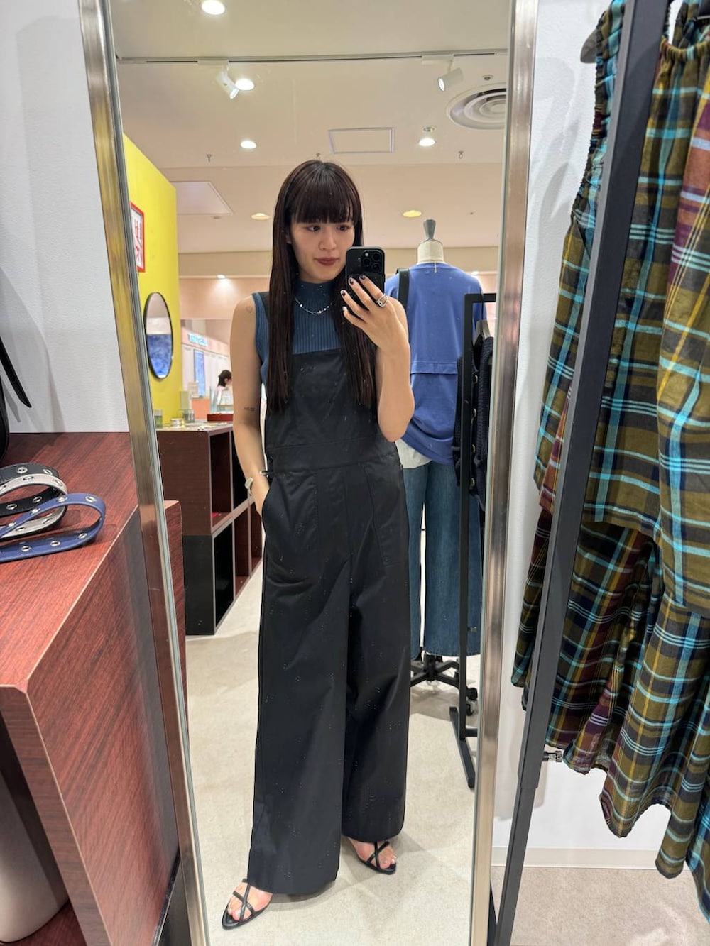 ブラック系のサンダル、ブルー系のニット/セーター、ブラック系のサロペット/オーバーオールを着用したレディースの夏コーディネートの5枚目の写真