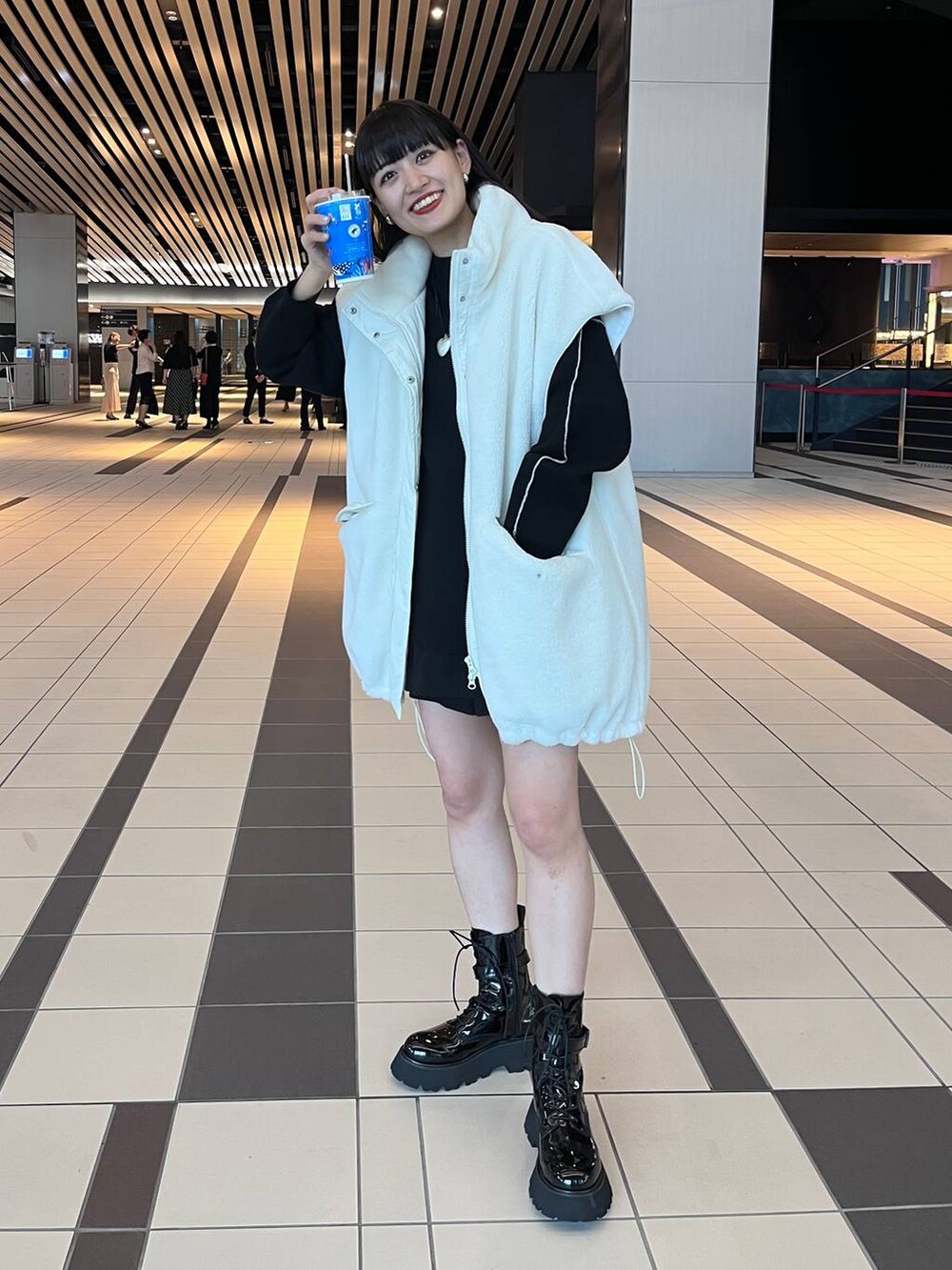 グレー系のハンドバッグ、ブラック系のニット/セーターを着用したレディースの秋コーディネートの6枚目の写真