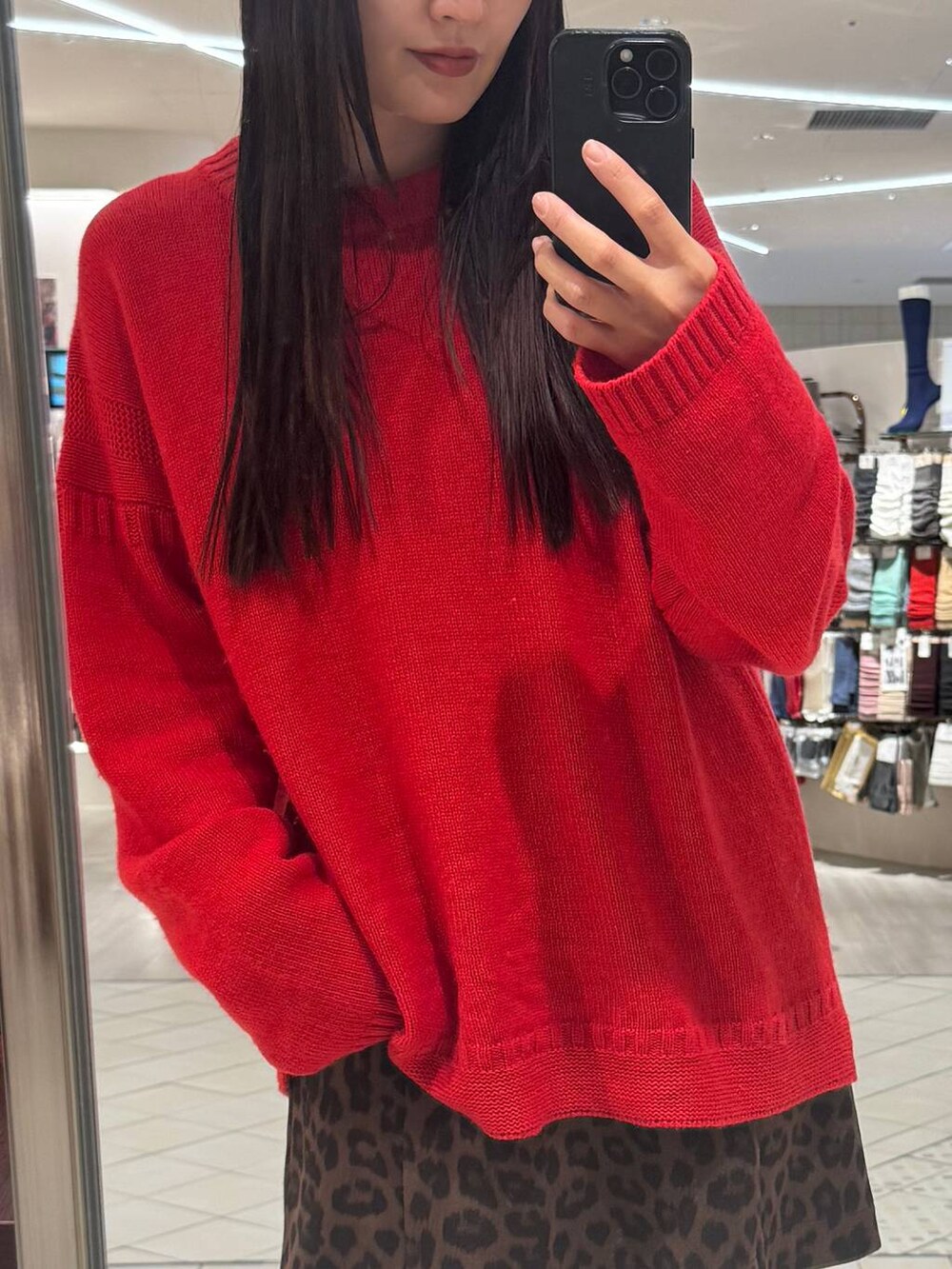 レッド系のニット/セーター、その他のスカートを着用したレディースの秋コーディネートの3枚目の写真