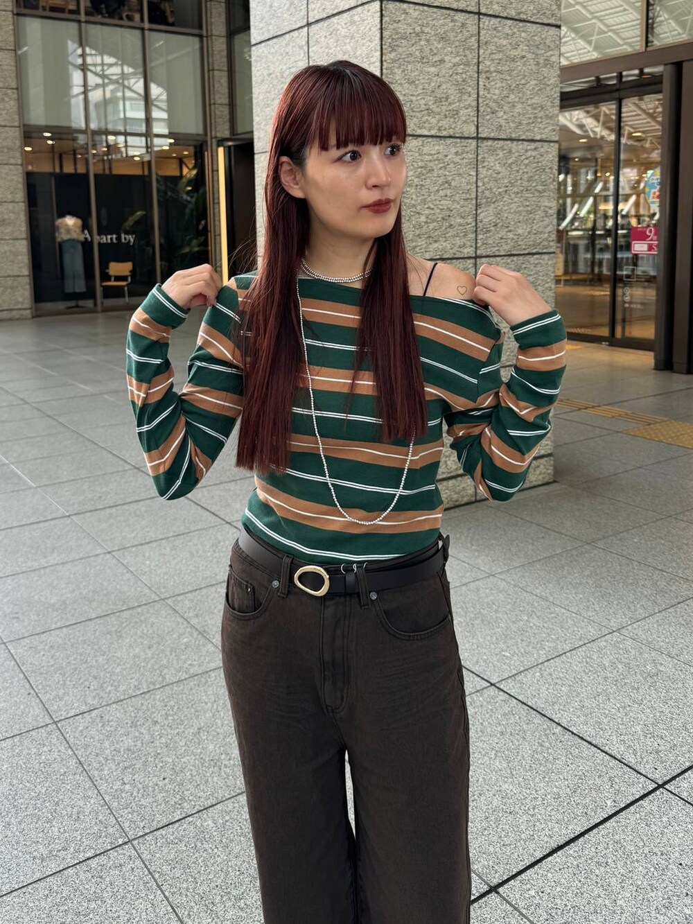 ブラック系のパンプスを着用したレディースの秋コーディネートの4枚目の写真