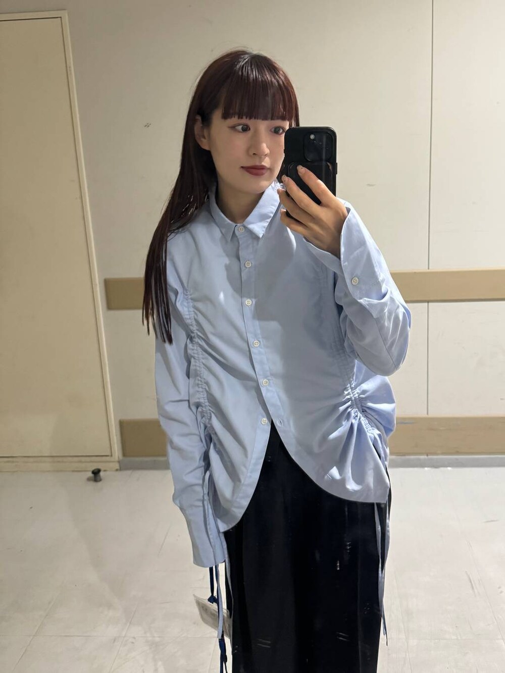 ブルー系のシャツ/ブラウス、ブラック系のスラックスを着用したレディースの秋コーディネートの3枚目の写真