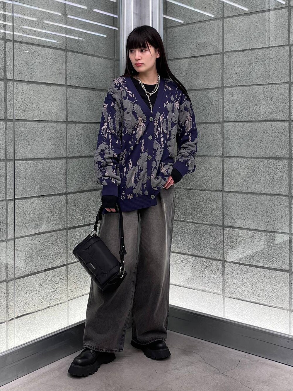 ブルー系のカーディガン/ボレロ、ブラック系のデニムパンツ、ブラック系のショルダーバッグを着用したレディースの冬コーディネートの2枚目の写真