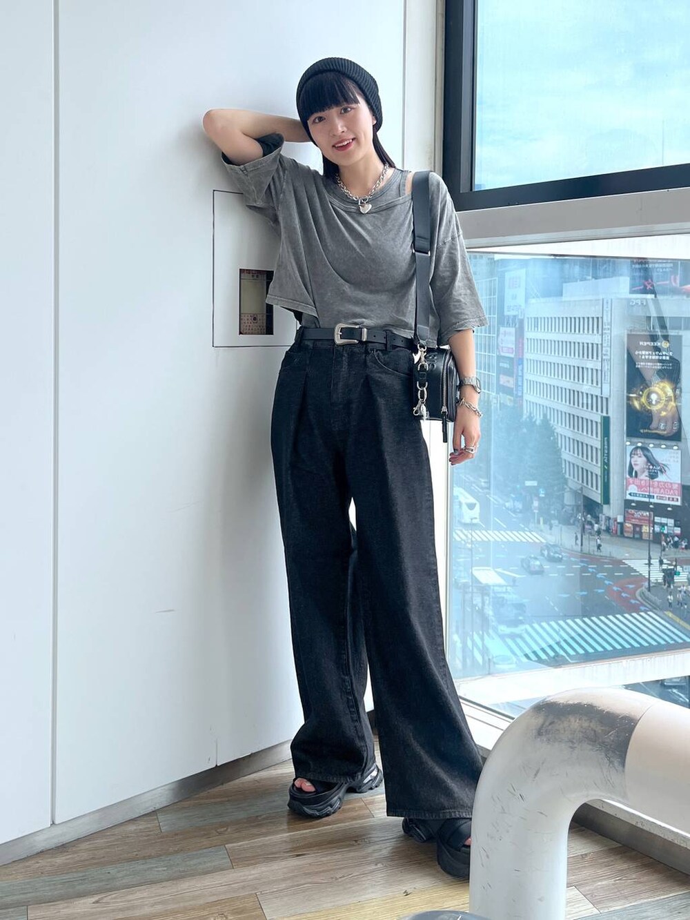 ブラック系のショルダーバッグ、ブラック系のデニムパンツ、グレー系のTシャツ/カットソーを着用したレディースの夏コーディネートの2枚目の写真