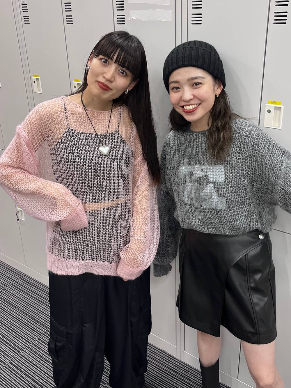 ホワイト系のカーゴパンツ、ブラック系のその他パンツ、ブラック系のニット/セーターを着用したレディースの秋コーディネートの4枚目の写真