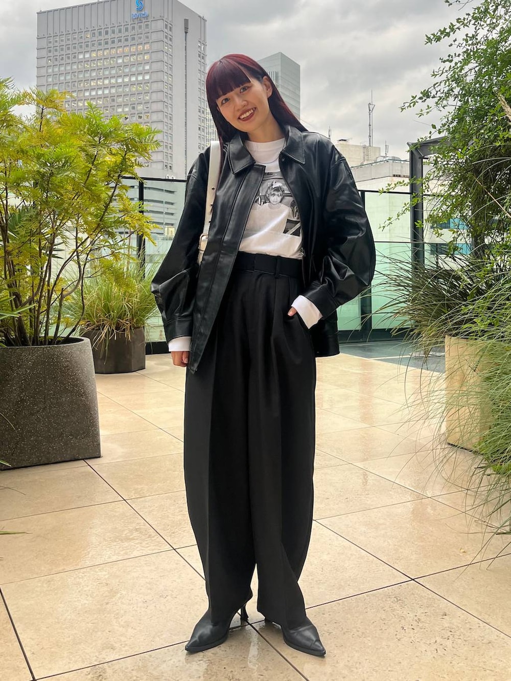 ブラック系のブルゾン、シルバー系のショルダーバッグを着用したレディースの秋コーディネートの4枚目の写真