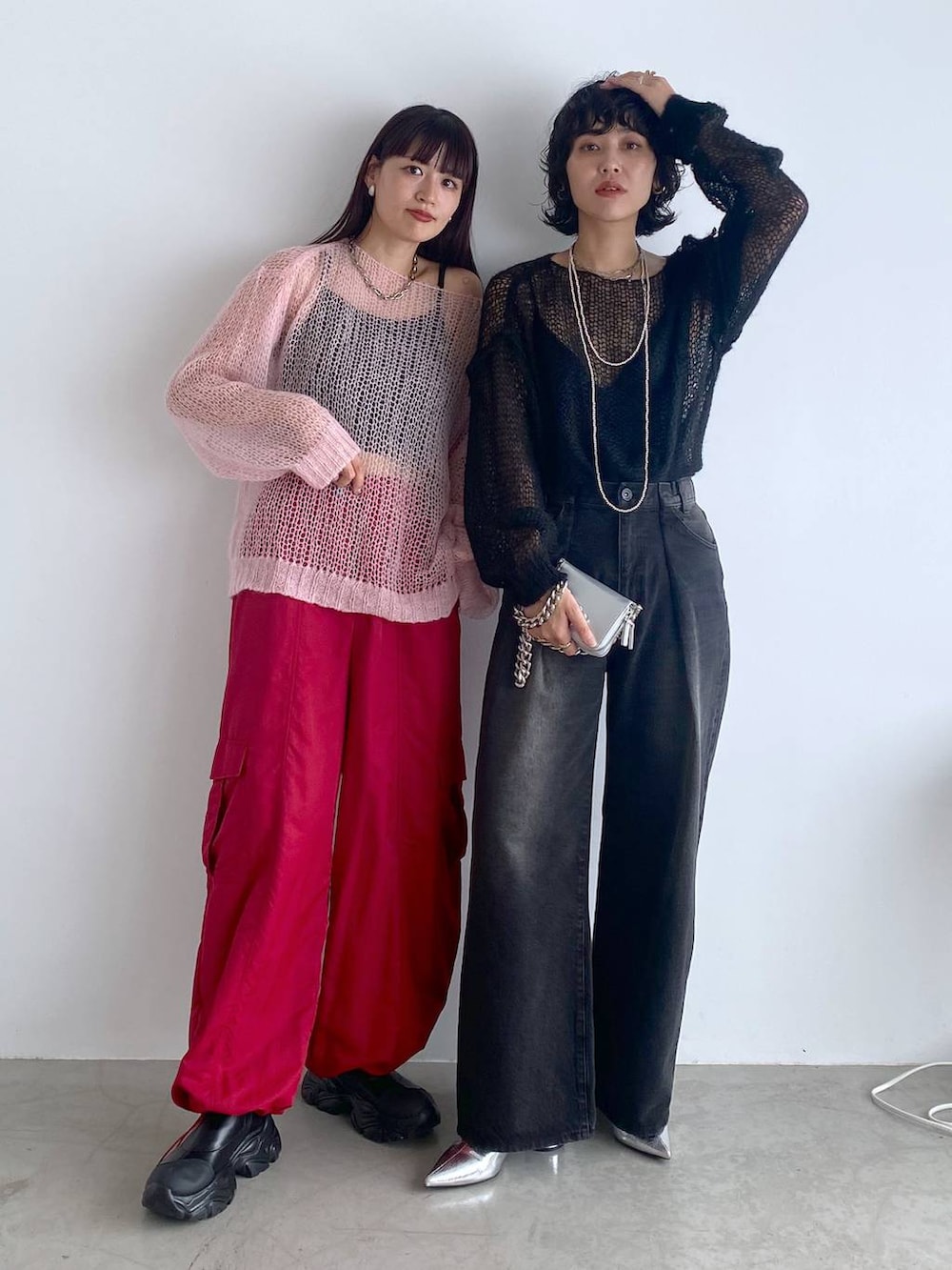 ブラック系のブーツ、シルバー系のショルダーバッグ、レッド系のカーゴパンツを着用したレディースの秋コーディネートの5枚目の写真