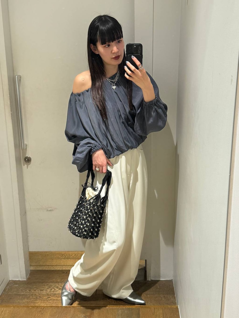 ホワイト系のその他パンツ、ブラック系のトートバッグ、グレー系のシャツ/ブラウスを着用したレディースの春コーディネートの4枚目の写真