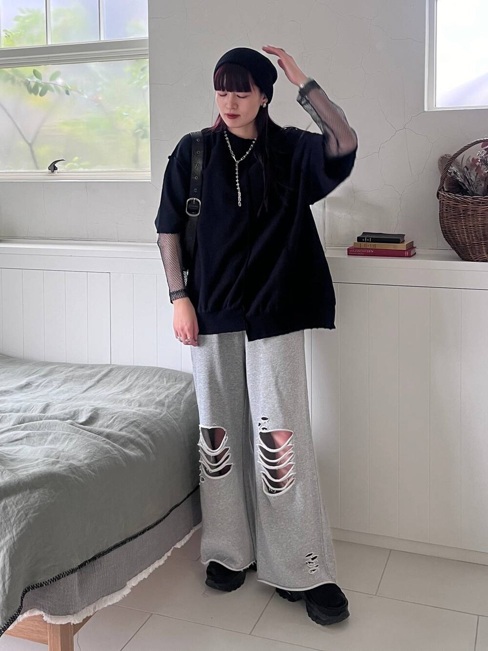 ブラック系のショルダーバッグ、ブラック系のTシャツ/カットソー、グレー系のスウェットパンツを着用したレディースの春コーディネートの2枚目の写真