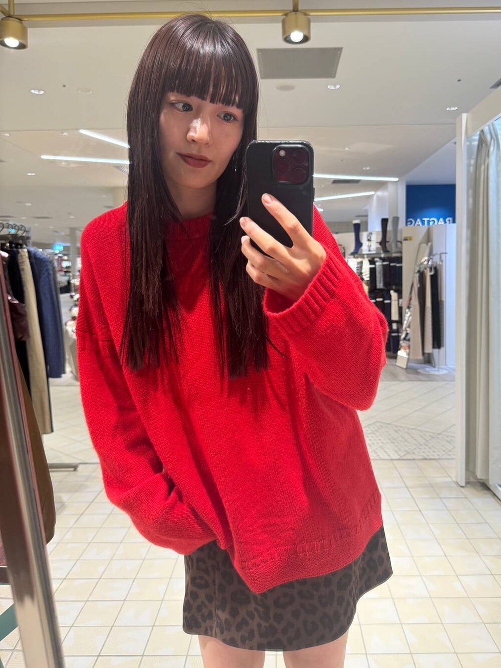 レッド系のニット/セーター、その他のスカートを着用したレディースの秋コーディネートの4枚目の写真