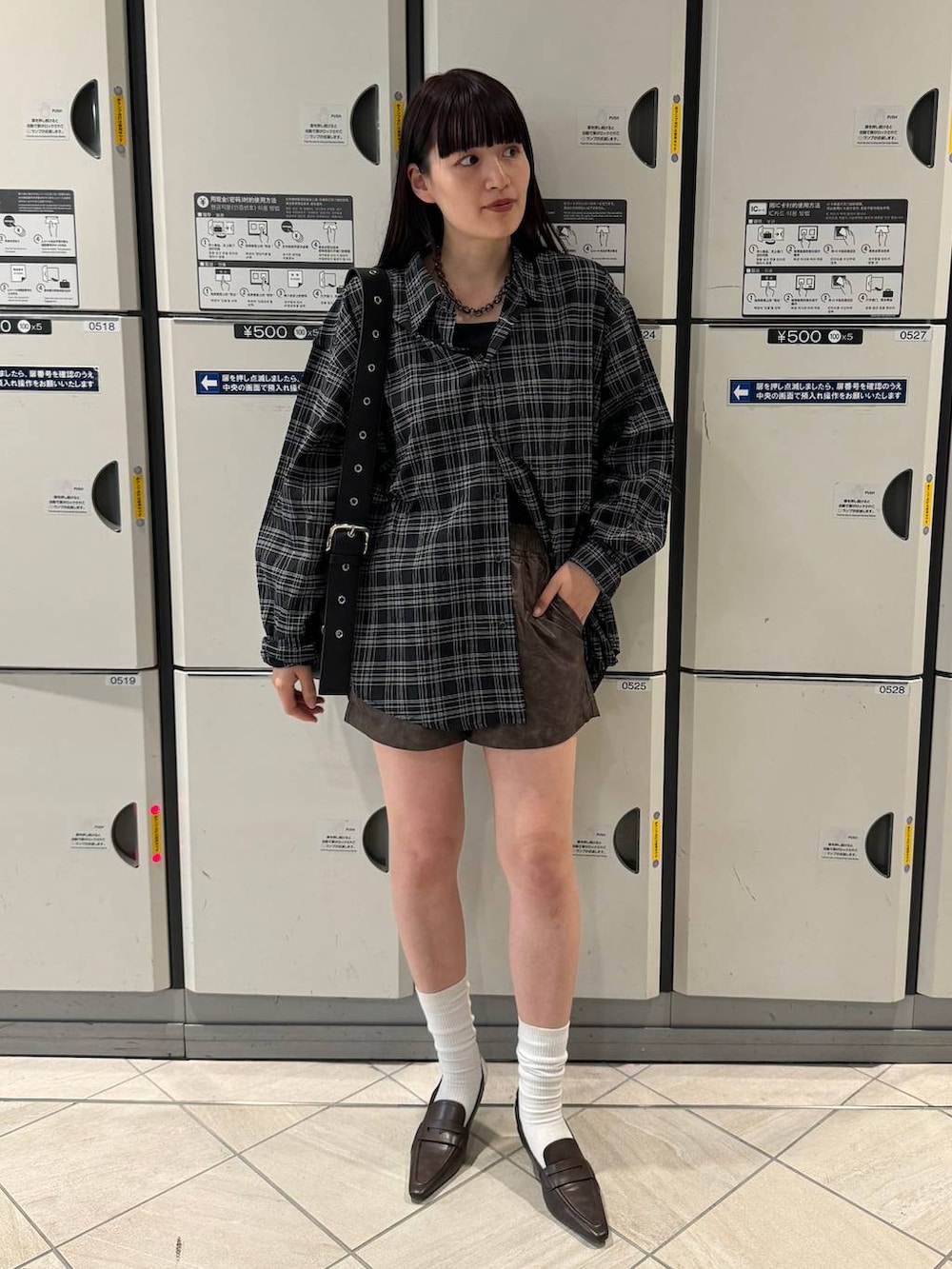 ブラウン系のローファー、ブラック系のショルダーバッグ、ブラウン系のその他パンツを着用したレディースの春コーディネートの3枚目の写真