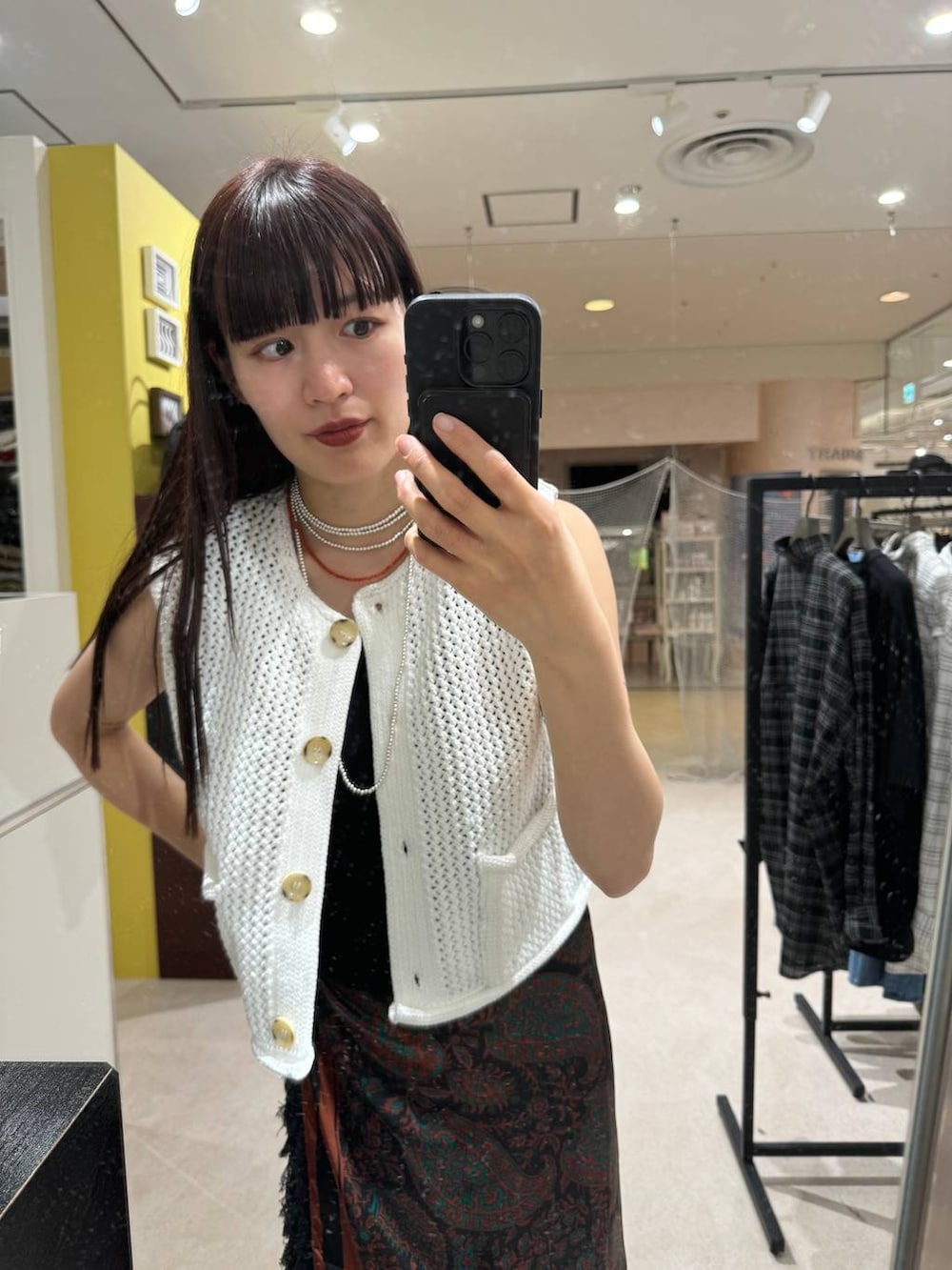ホワイト系のサンダル、ブラック系のその他パンツ、ホワイト系のベストを着用したレディースの夏コーディネートの2枚目の写真