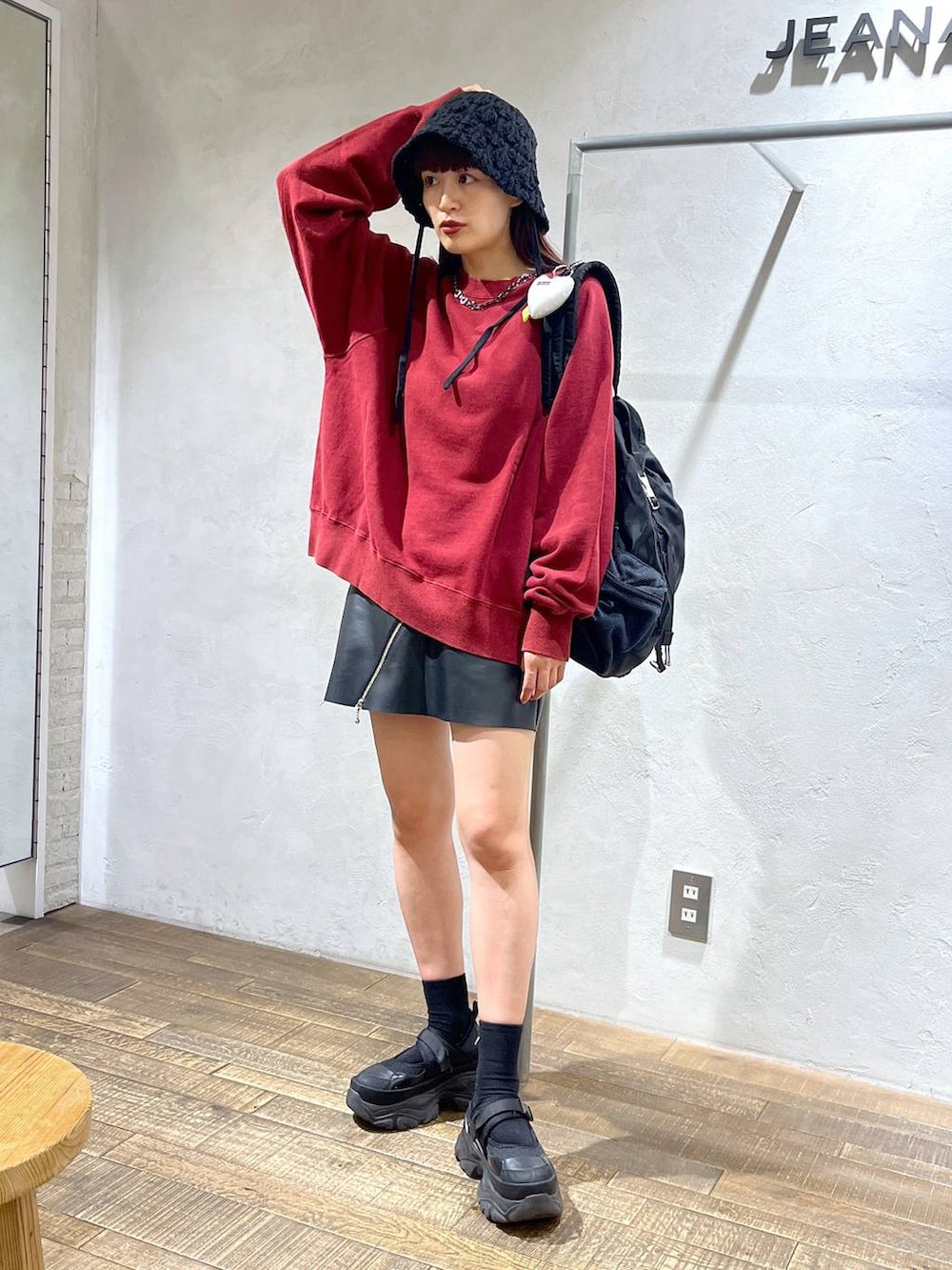 ブラック系のスニーカー、ブラック系のショルダーバッグ、ブラック系のその他パンツを着用したレディースの秋コーディネートの3枚目の写真