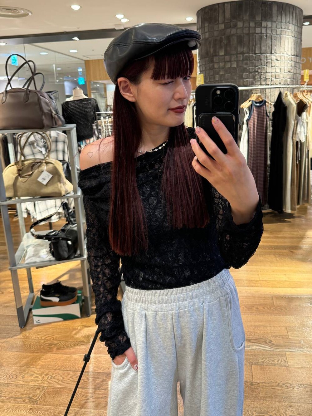 グレー系のスウェットパンツを着用したレディースの秋コーディネートの2枚目の写真