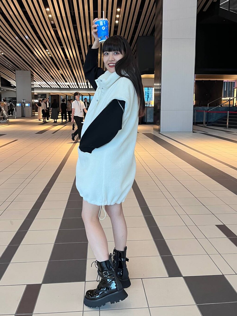 グレー系のハンドバッグ、ブラック系のニット/セーターを着用したレディースの秋コーディネートの5枚目の写真