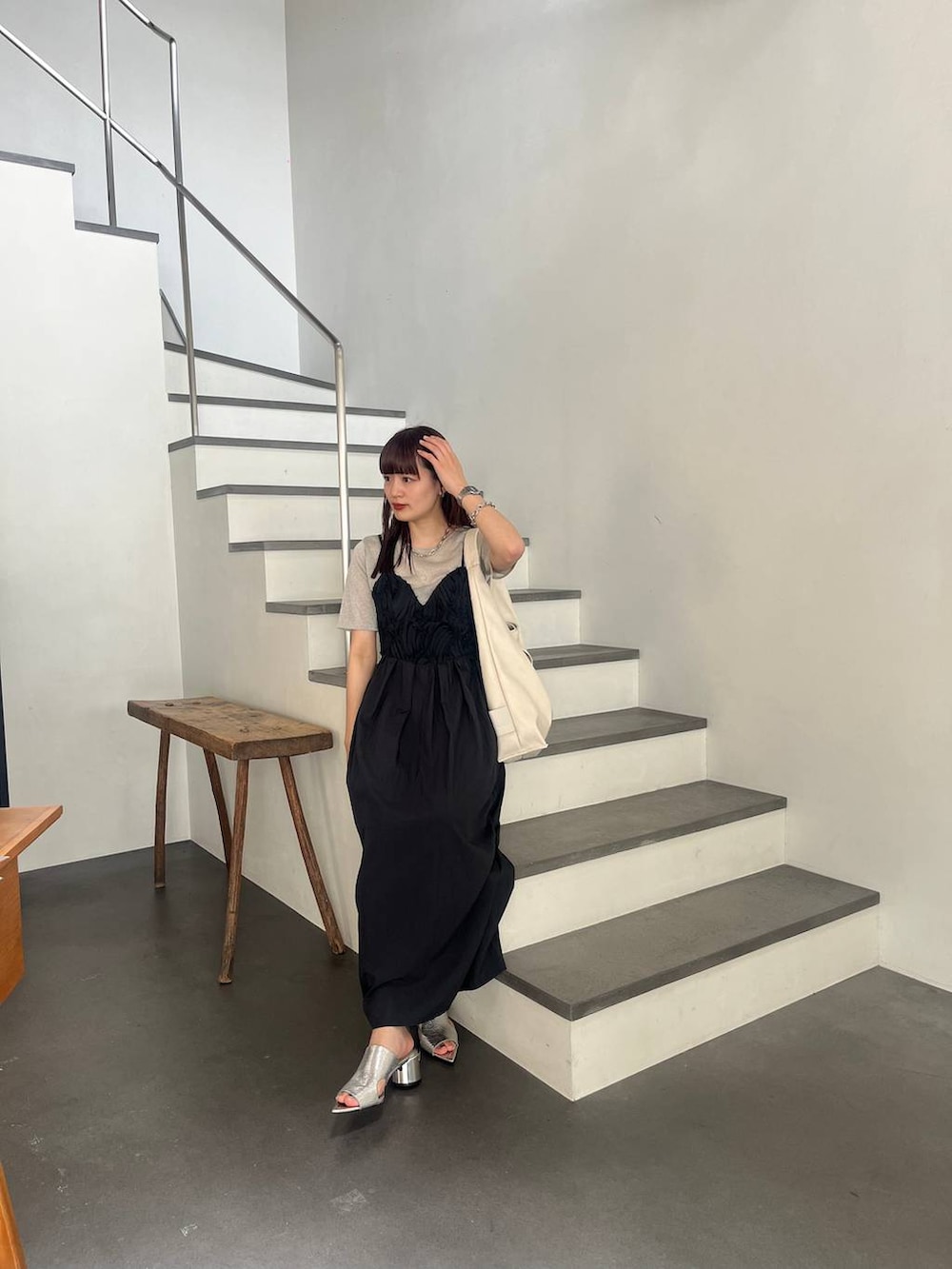 シルバー系のサンダル、シルバー系のTシャツ/カットソー、ブラック系のワンピースを着用したレディースの春コーディネートの6枚目の写真