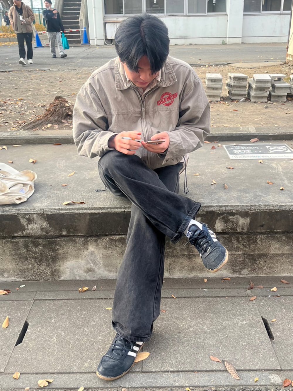 ブラック系のデニムパンツ、ブラック系のスニーカーを着用したメンズの冬コーディネートの2枚目の写真