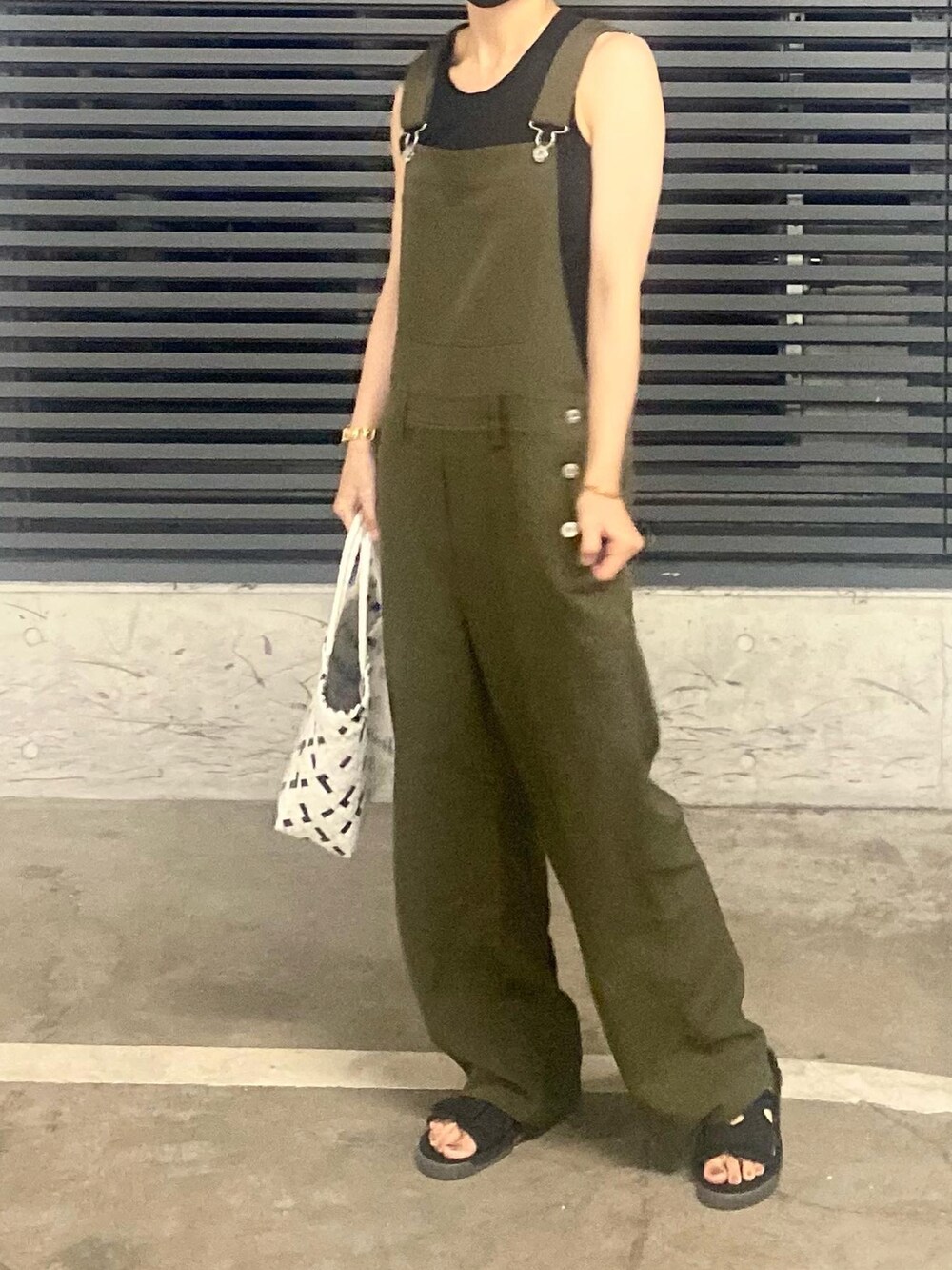 「プチプラ、サロペット、休日スタイル、ラクチンコーデ、大人コーデ、いいね、save、フォローお願いします🤑、#オトナ女子、#オトナカジュアル、トレンド、シンプルコーデ、カジュアルコーデ、カジュアル、ラフ、シンプル、カーキ」｜「COLONY 2139のワイドレッグサロペット/オーバーオール（サロペット/オーバーオール、グリーン系）」を使った、sakuraさん（レディース・159cm）の夏コーディネートの2枚目の写真