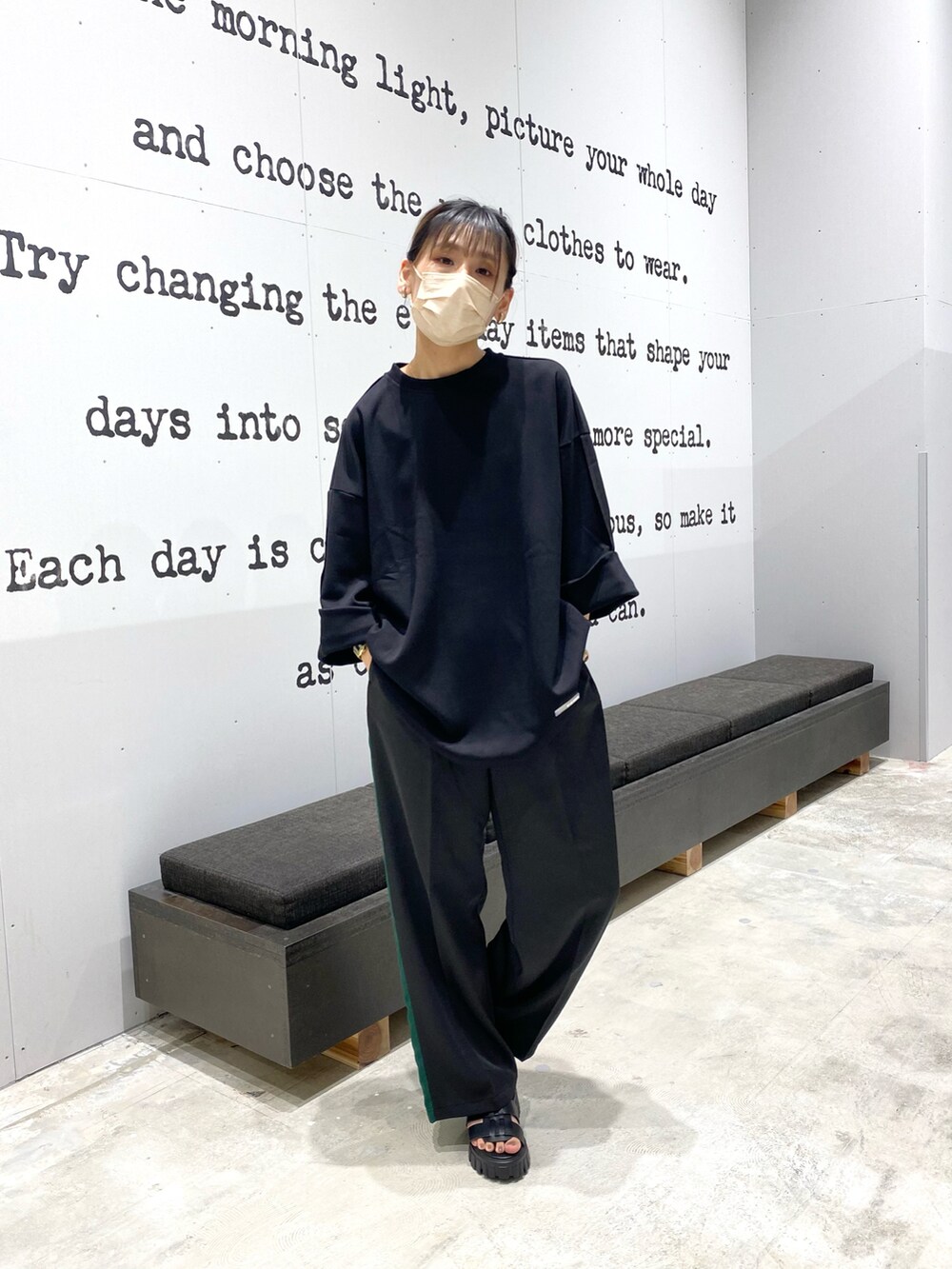 ブラック系のその他パンツ、ブラック系のTシャツ/カットソーを着用したレディースの夏コーディネートの2枚目の写真