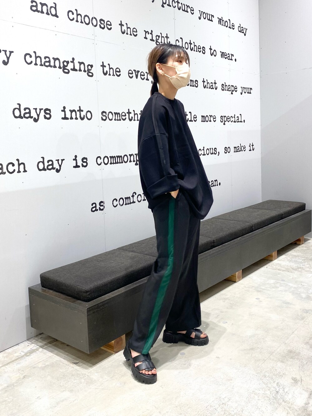 ブラック系のその他パンツ、ブラック系のTシャツ/カットソーを着用したレディースの夏コーディネートの3枚目の写真