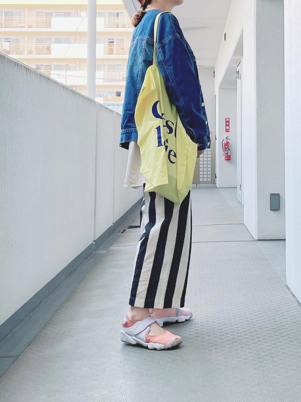 その他のその他パンツ、その他のトートバッグ、ブルー系のデニムジャケットを着用したレディースの春コーディネートの2枚目の写真