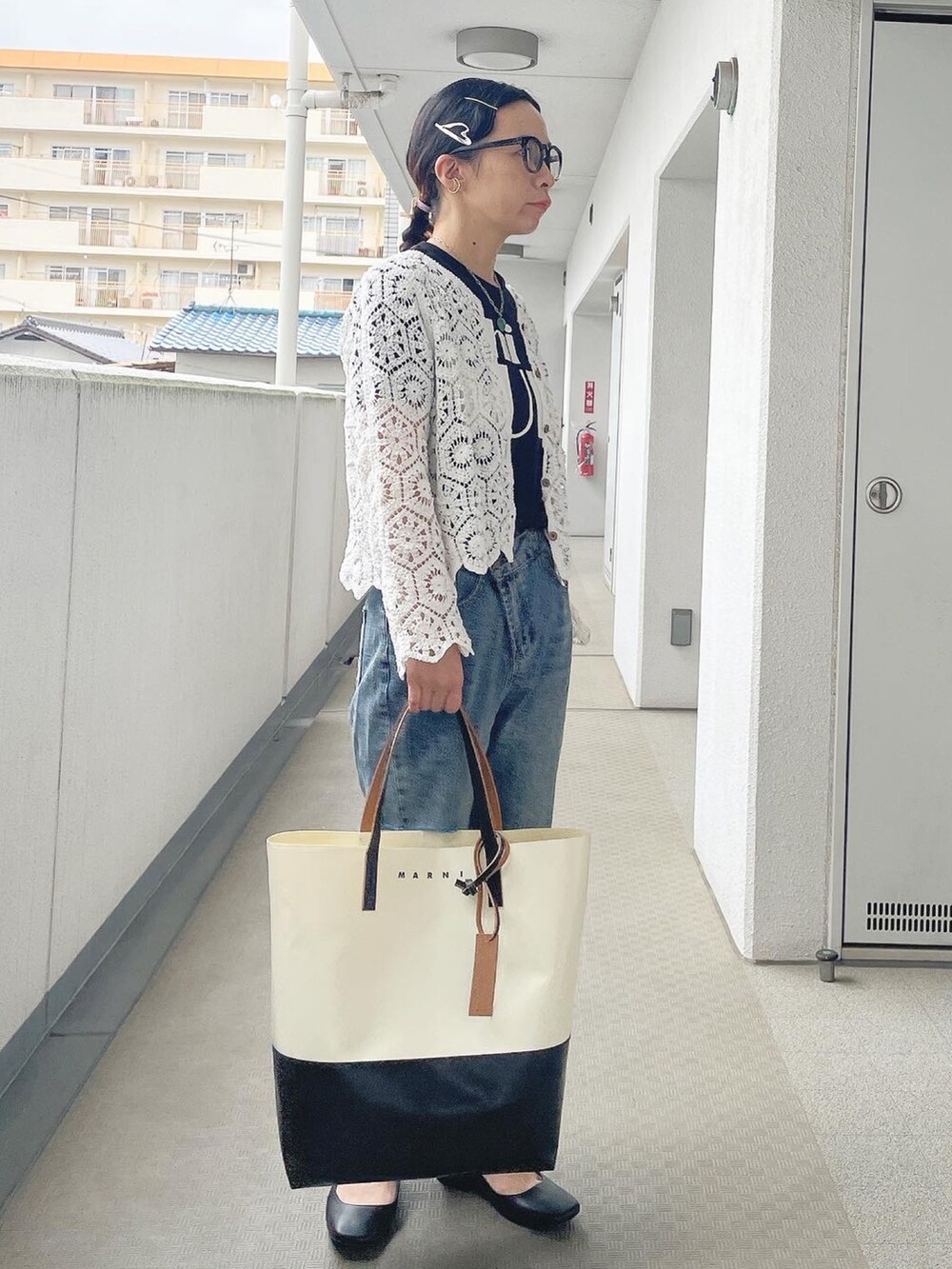 ブラック系のTシャツ/カットソー、ホワイト系のトートバッグを着用したレディースの夏コーディネートの2枚目の写真