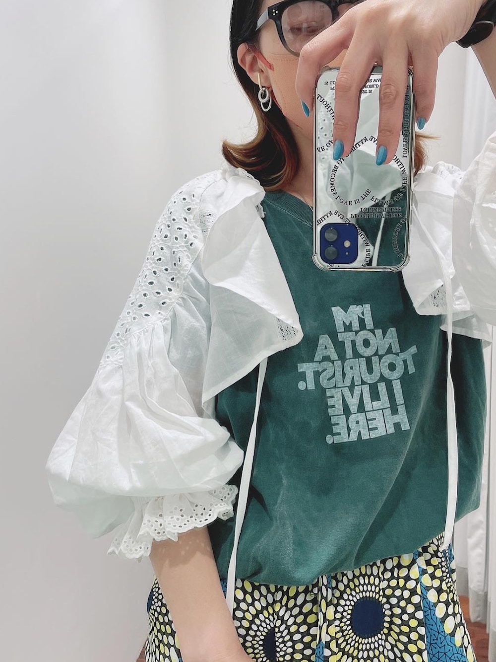 ホワイト系のシャツ/ブラウス、グリーン系のTシャツ/カットソー、イエロー系のその他パンツを着用したレディースの夏コーディネートの2枚目の写真