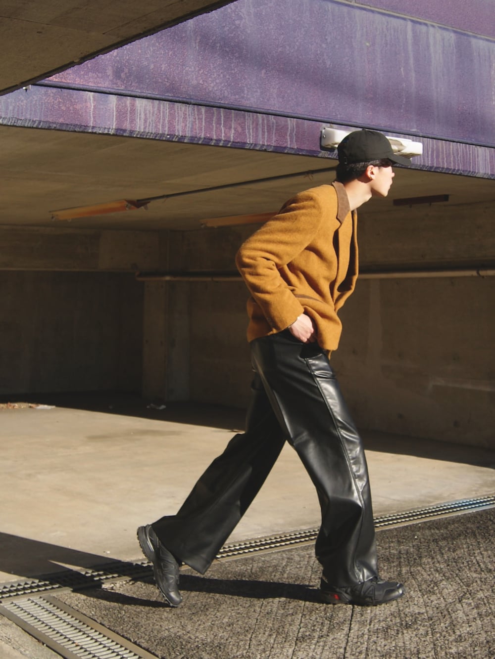 オレンジ系のテーラードジャケット、ブラック系のその他パンツ、ブラック系のスニーカーを着用したメンズの冬コーディネートの2枚目の写真