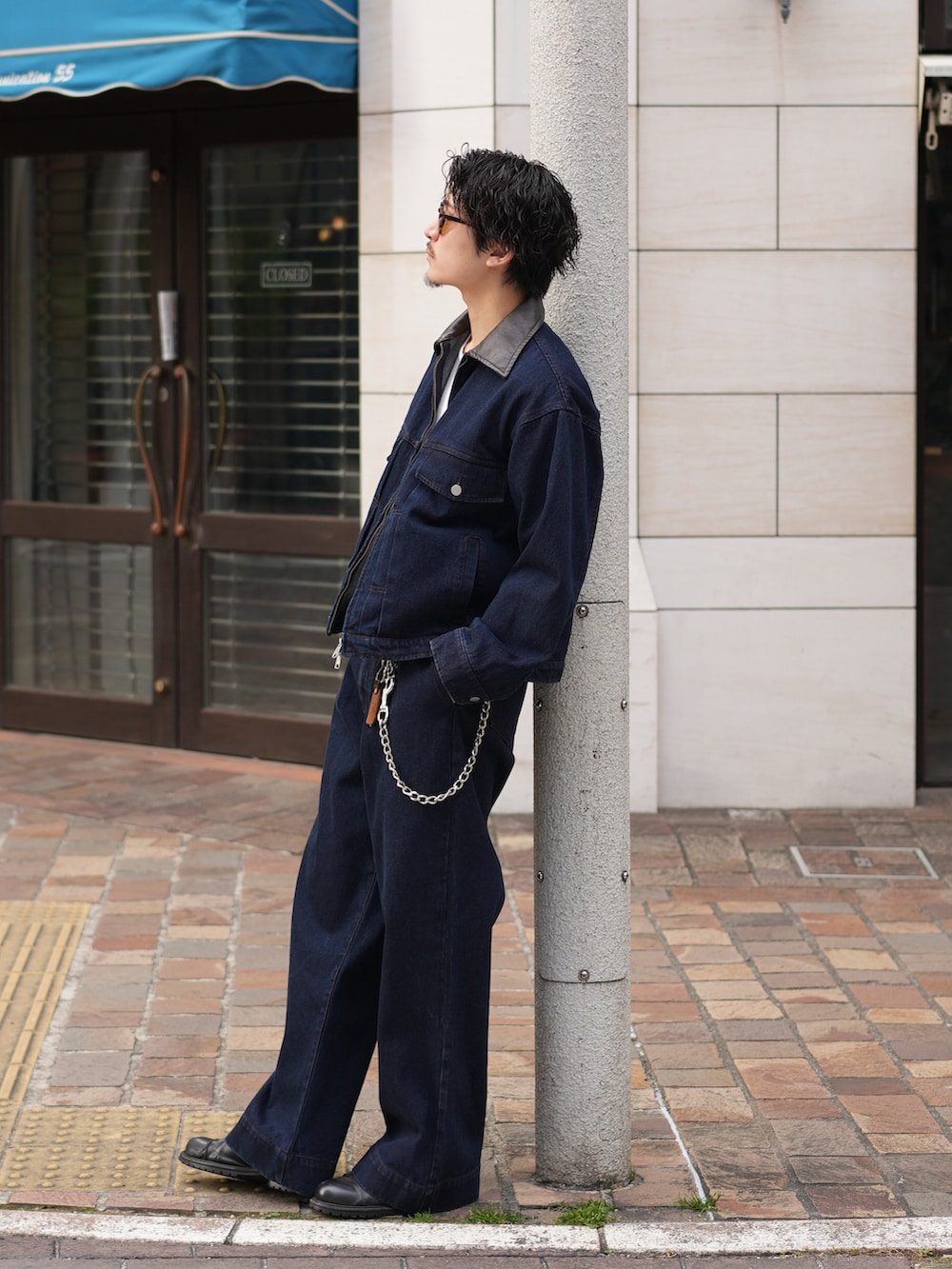 ブラック系のブーツ、ブルー系のデニムジャケット、ブルー系のデニムパンツを着用したメンズの冬コーディネートの5枚目の写真