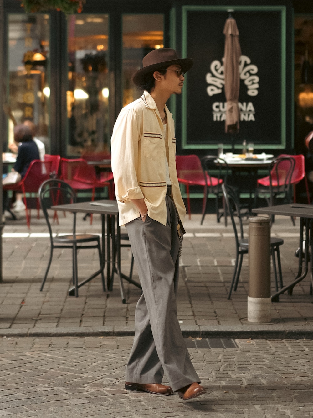 ベージュ系のシャツ/ブラウス、ホワイト系のシャツ/ブラウス、グレー系のスラックスを着用したメンズの春コーディネートの3枚目の写真