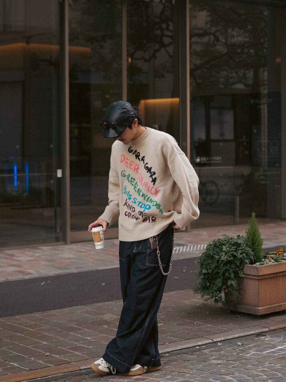 ブルー系のその他パンツ、ホワイト系のスニーカー、その他のニット/セーターを着用したメンズの春コーディネートの5枚目の写真