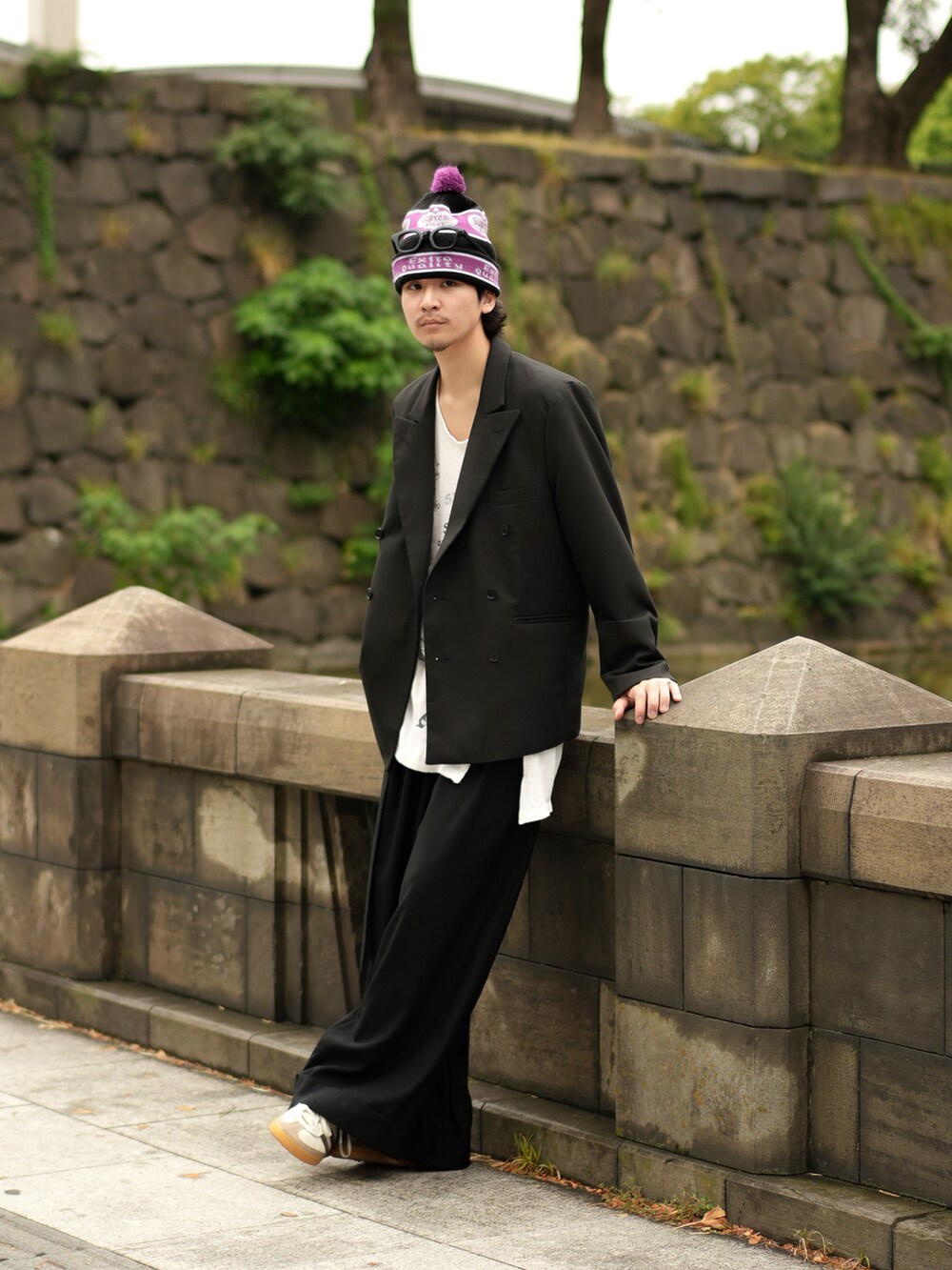 ブラック系のテーラードジャケット、ホワイト系のタンクトップ、ブラック系のその他パンツを着用したメンズの秋コーディネートの4枚目の写真