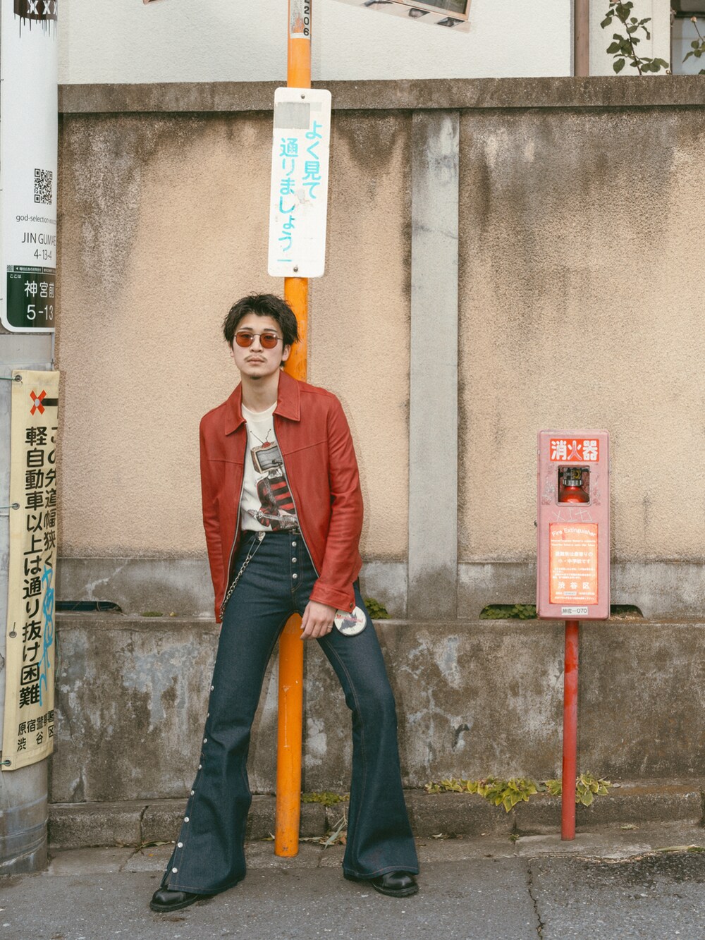 ブルー系のデニムパンツ、レッド系のその他アウター、ベージュ系のTシャツ/カットソーを着用したメンズの春コーディネートの2枚目の写真