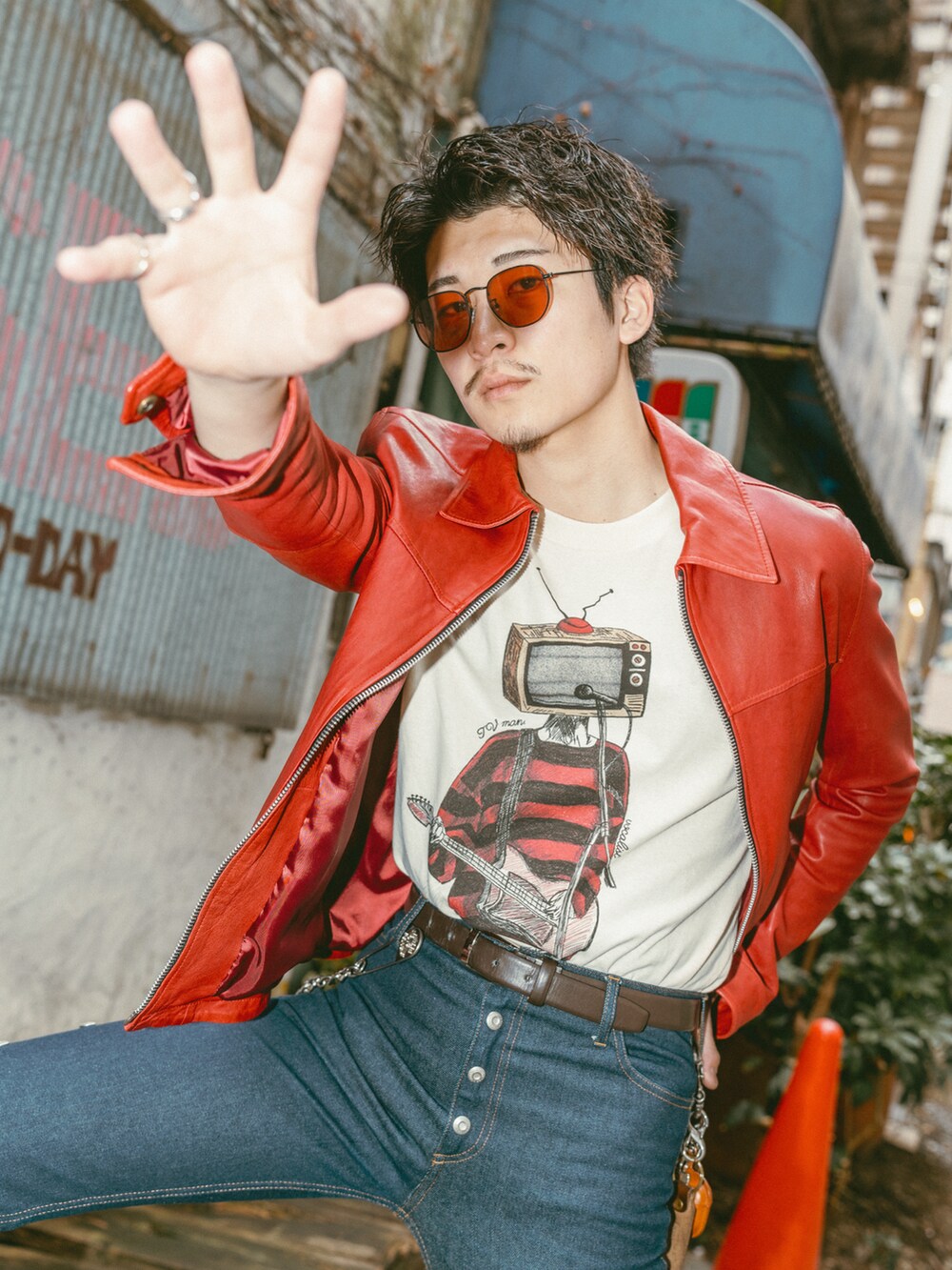 ブルー系のデニムパンツ、レッド系のその他アウター、ベージュ系のTシャツ/カットソーを着用したメンズの春コーディネートの5枚目の写真