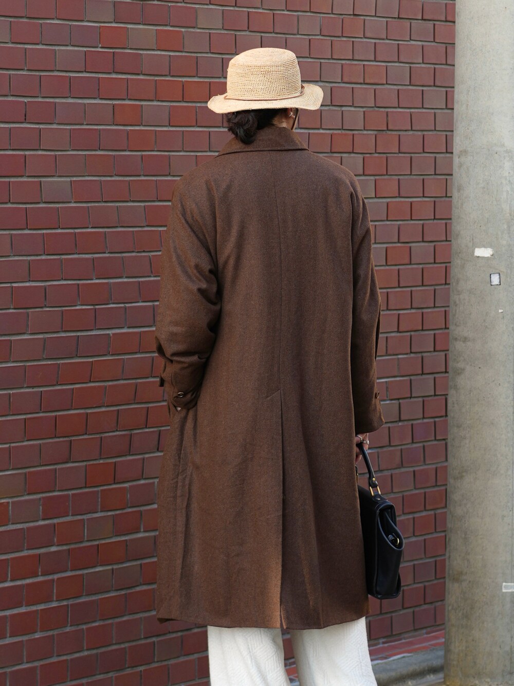 ブラック系のハンドバッグ、ホワイト系のその他パンツ、ブラック系のドレスシューズを着用したメンズの秋コーディネートの3枚目の写真