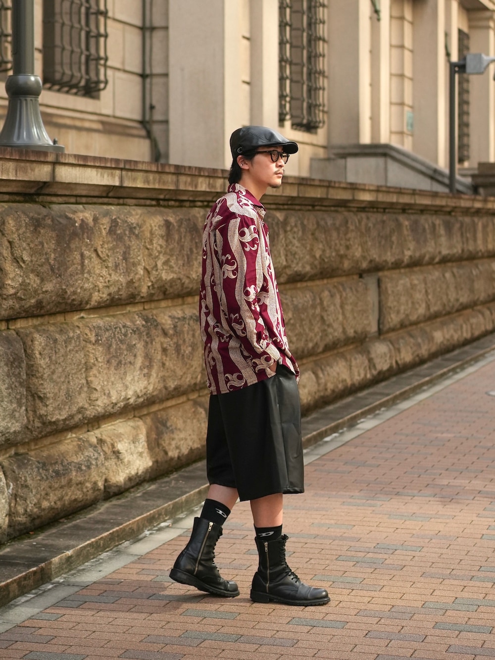 ブラック系のその他パンツ、ブラック系のブーツ、レッド系のシャツ/ブラウスを着用したメンズの夏コーディネートの5枚目の写真