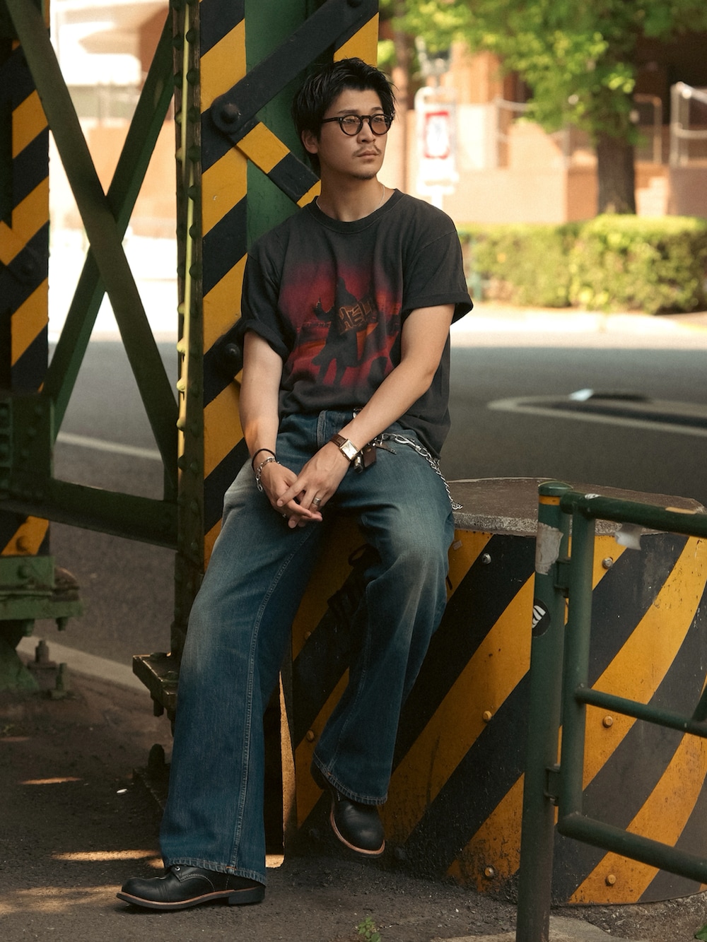 ブルー系のデニムパンツ、ブラック系のブーツ、ブラック系のTシャツ/カットソーを着用したメンズの夏コーディネートの5枚目の写真