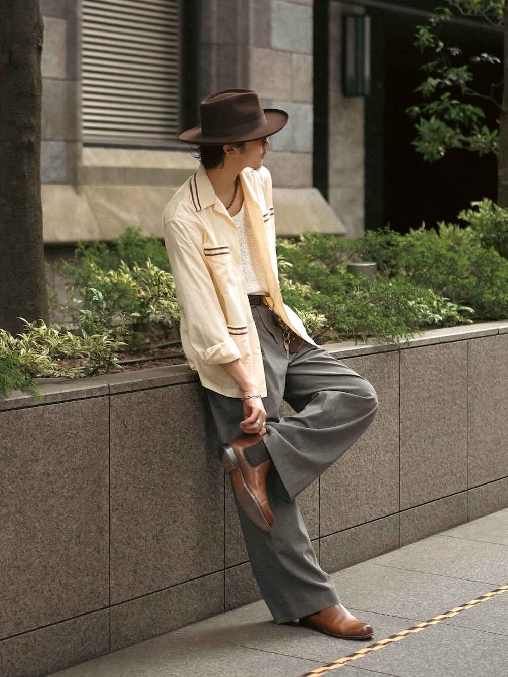 ベージュ系のシャツ/ブラウス、ホワイト系のシャツ/ブラウス、グレー系のスラックスを着用したメンズの春コーディネートの4枚目の写真