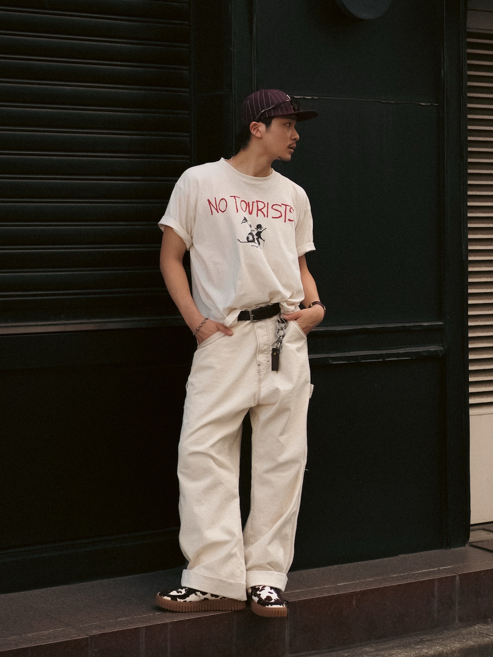 ホワイト系のTシャツ/カットソー、ホワイト系のデニムパンツ、その他のスニーカーを着用したメンズの夏コーディネートの3枚目の写真