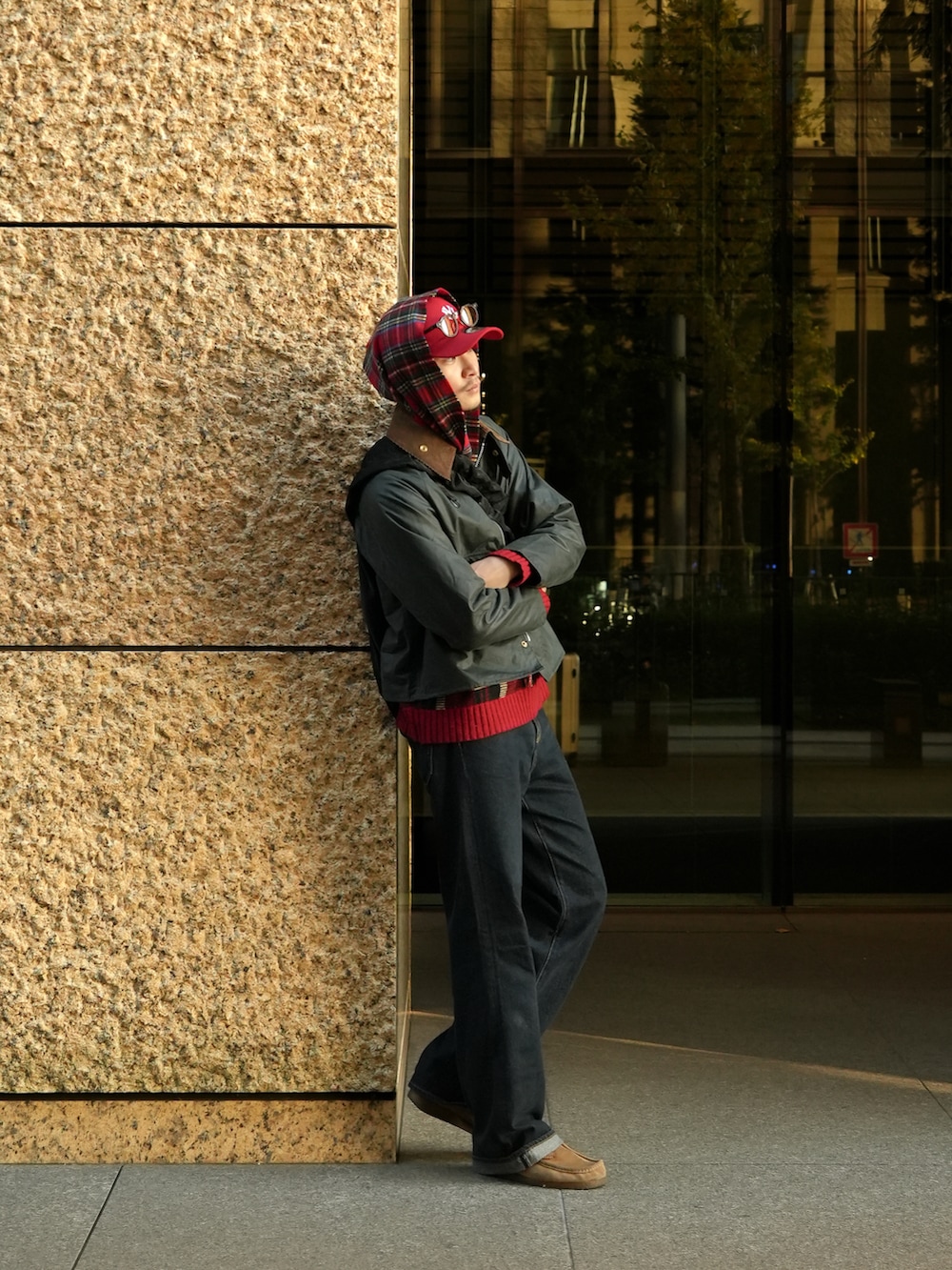 ブルー系のデニムパンツ、ブラウン系のブーツ、グリーン系のその他アウターを着用したメンズの冬コーディネートの3枚目の写真