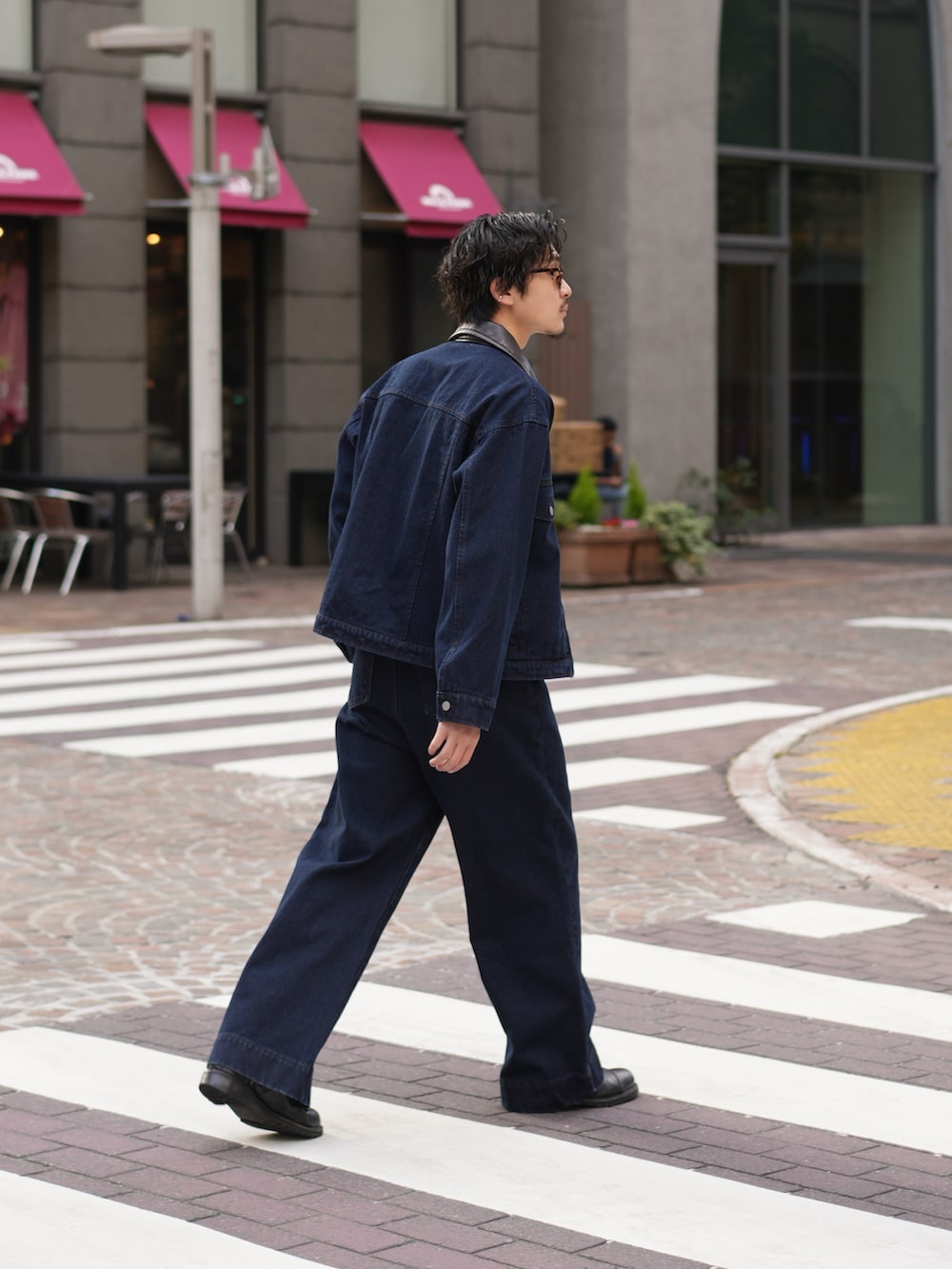 ブラック系のブーツ、ブルー系のデニムジャケット、ブルー系のデニムパンツを着用したメンズの冬コーディネートの3枚目の写真