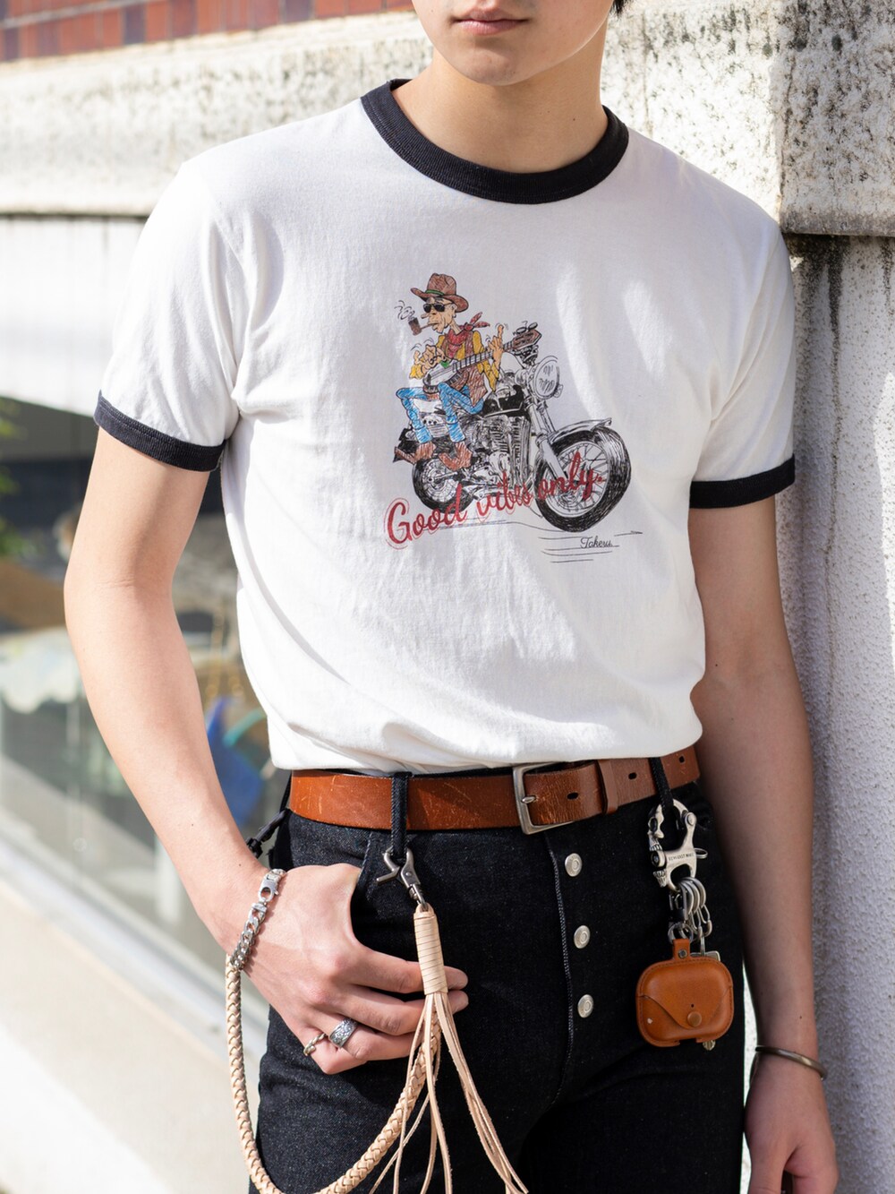 「デニム、リンガーTシャツ、フレアパンツ、タックイン、古着MIX、休日スタイル、70'sコーデ、ローファー、シンプルコーデ、ジャケット、春夏コーデ、Coming soon…、春コーデ、大人カジュアル、春アウター」|「SHIKITARIのインスタのハイライトから飛べます👌(デニムパンツ、ブラック系)」を使った、Takeru.さん(メンズ・179cm)の春コーディネートの4枚目の写真