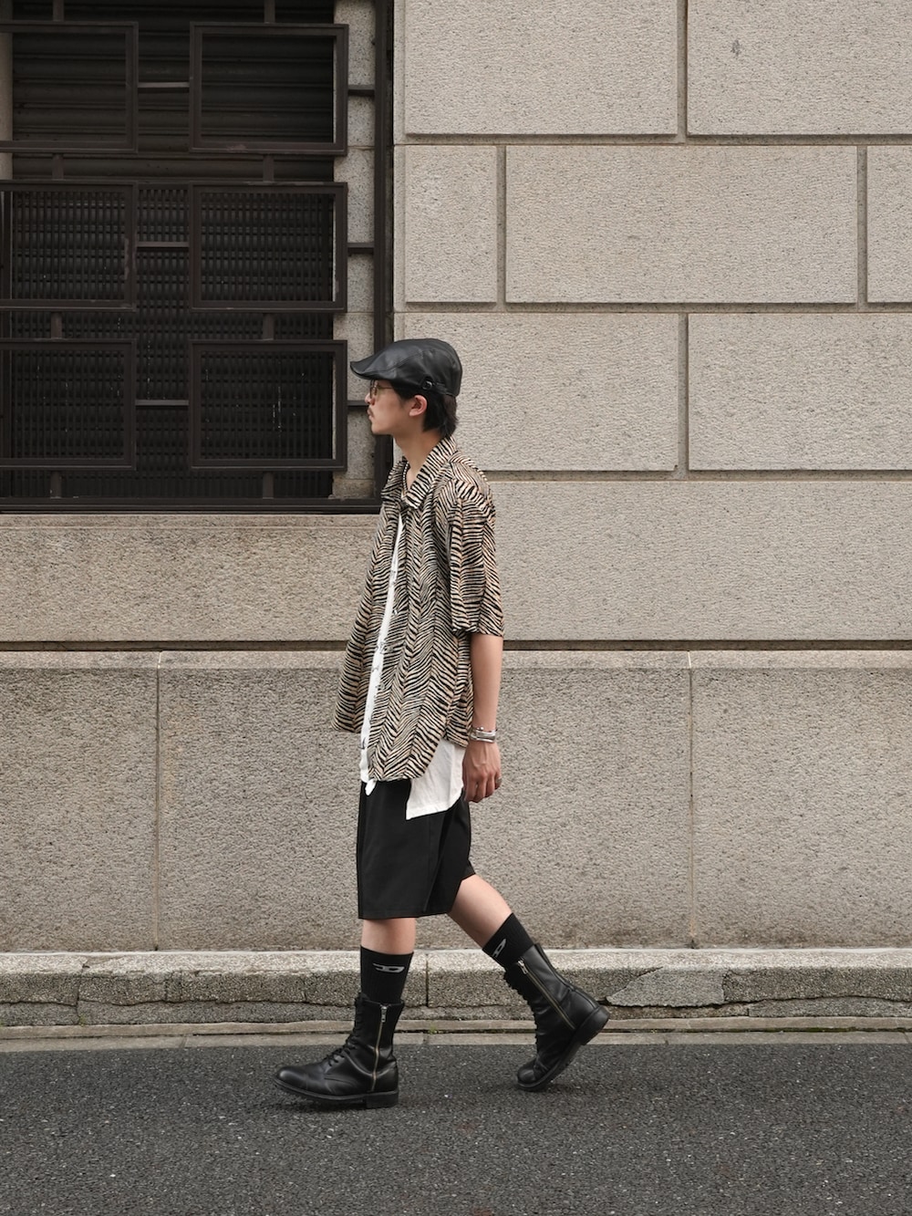 ブラック系のブーツ、ホワイト系のタンクトップ、ブラック系のシャツ/ブラウスを着用したメンズの夏コーディネートの5枚目の写真