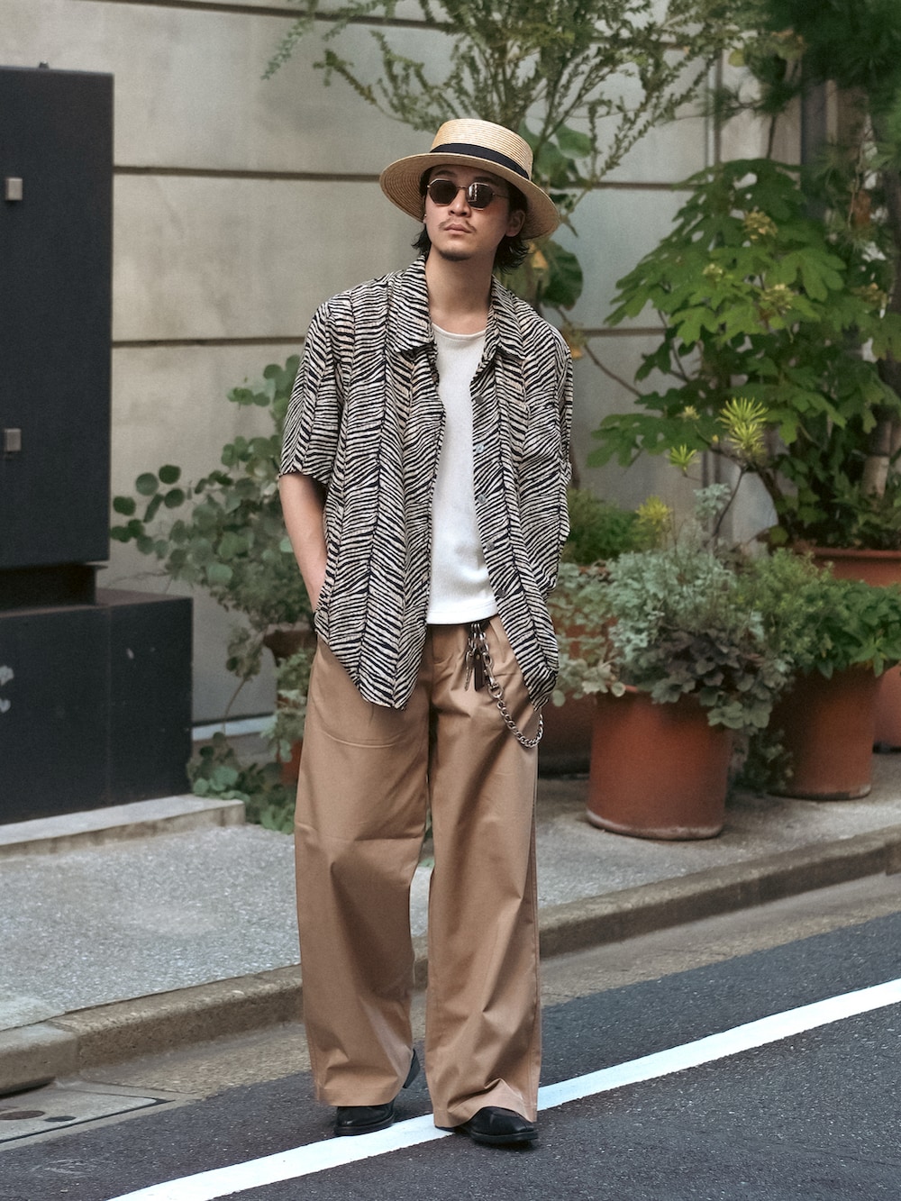 「夏ルックで気分アップ、柄シャツ、アニマル柄、チノパン、古着MIX、レイヤードスタイル、麦わら帽子、カンカン帽、サングラス、アメカジ、ワイドパンツ、シンプルコーデ、夏コーデ、初夏コーデ、お出かけコーデ」｜「VICTIMのVICTIM ヴィクティム / BUGGY CHINO PANTS バギーチノパンツ / VTM-24-P-003（チノパンツ、ベージュ系）」を使った、Takeru.さん（メンズ・180cm）の夏コーディネートの3枚目の写真