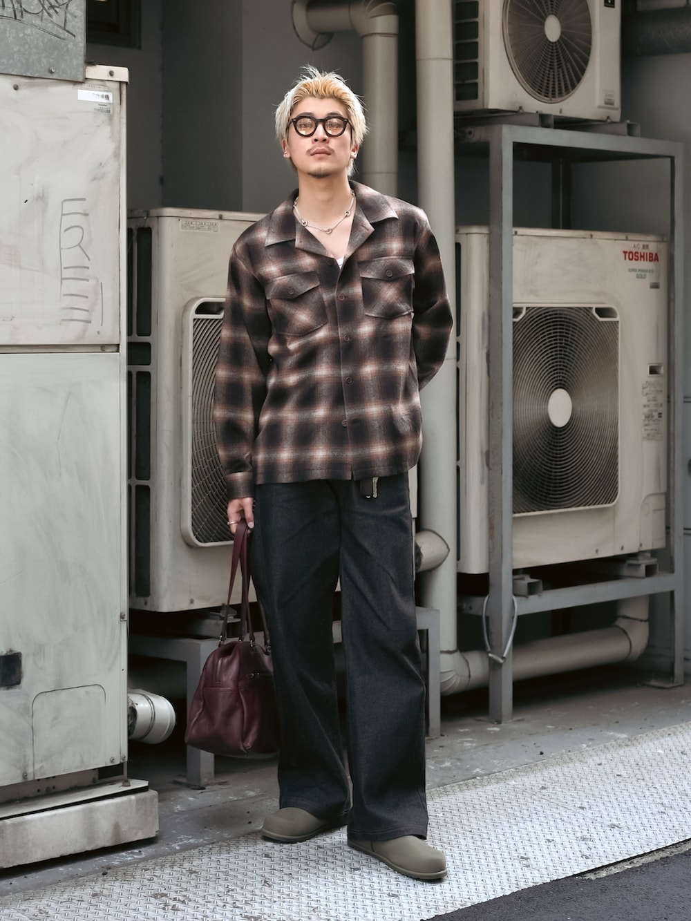 ブラウン系のシャツ/ブラウス、ブラック系のデニムパンツ、レッド系のボストンバッグを着用したメンズの春コーディネートの5枚目の写真