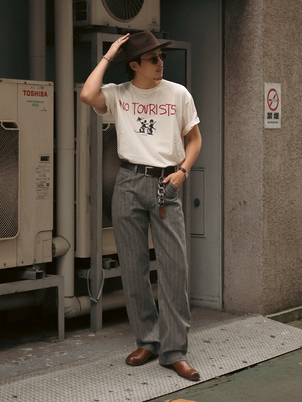 グレー系のその他パンツ、ホワイト系のTシャツ/カットソー、ブラウン系のブーツを着用したメンズの夏コーディネートの3枚目の写真