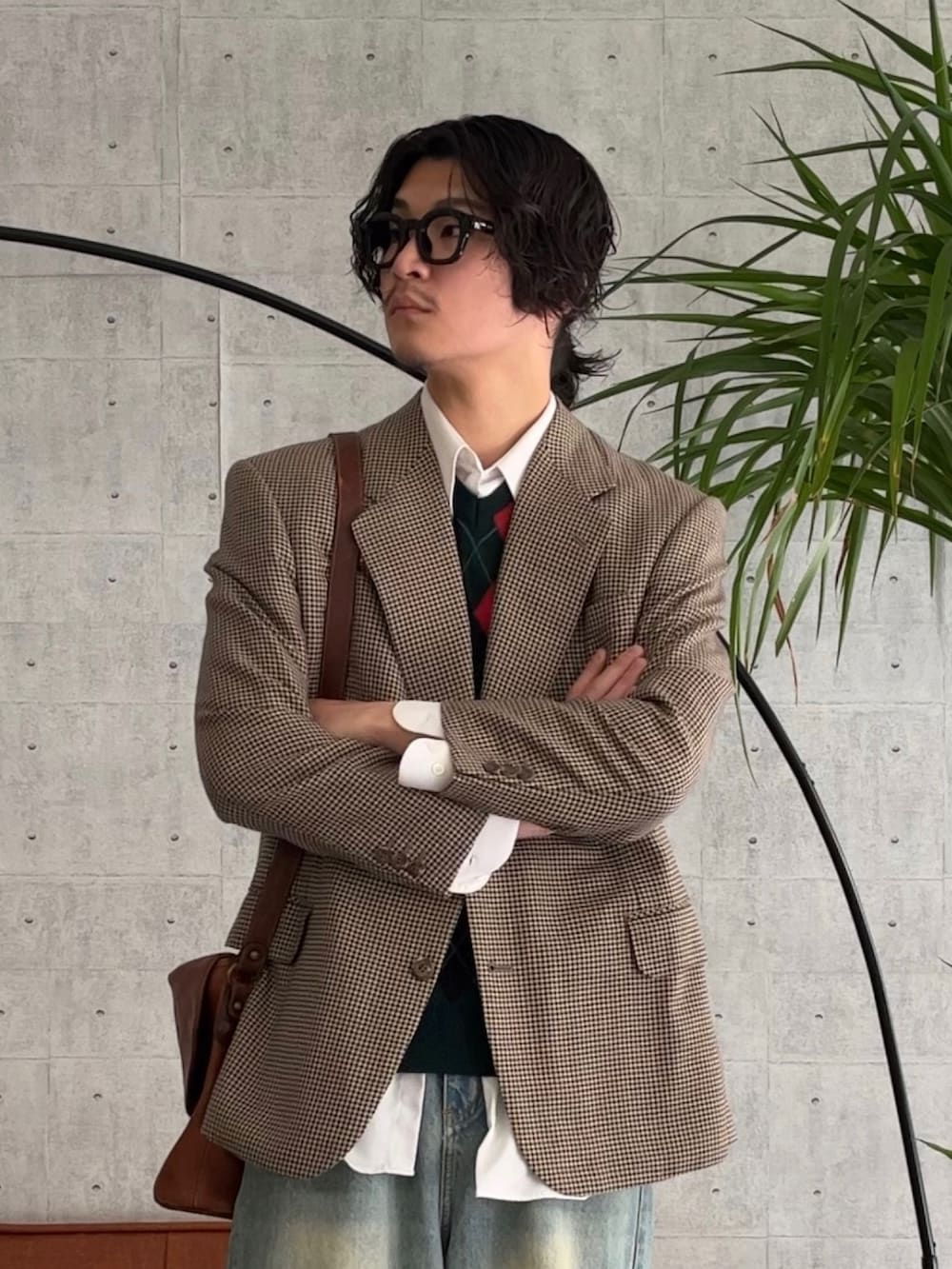 「ファッションを楽しもう、きれいめカジュアル、メガネ男子、デニム、ジャケットスタイル、テーラードジャケット、ショルダーバッグ、レイヤードスタイル、古着MIX、お出かけコーデ、冬コーデ、スニーカー、ミニバッグ、休日スタイル、シンプルコーデ」｜「usedのアイテム（テーラードジャケット、ベージュ系）」を使った、Takeru.さん（メンズ・179cm）の秋コーディネートの2枚目の写真