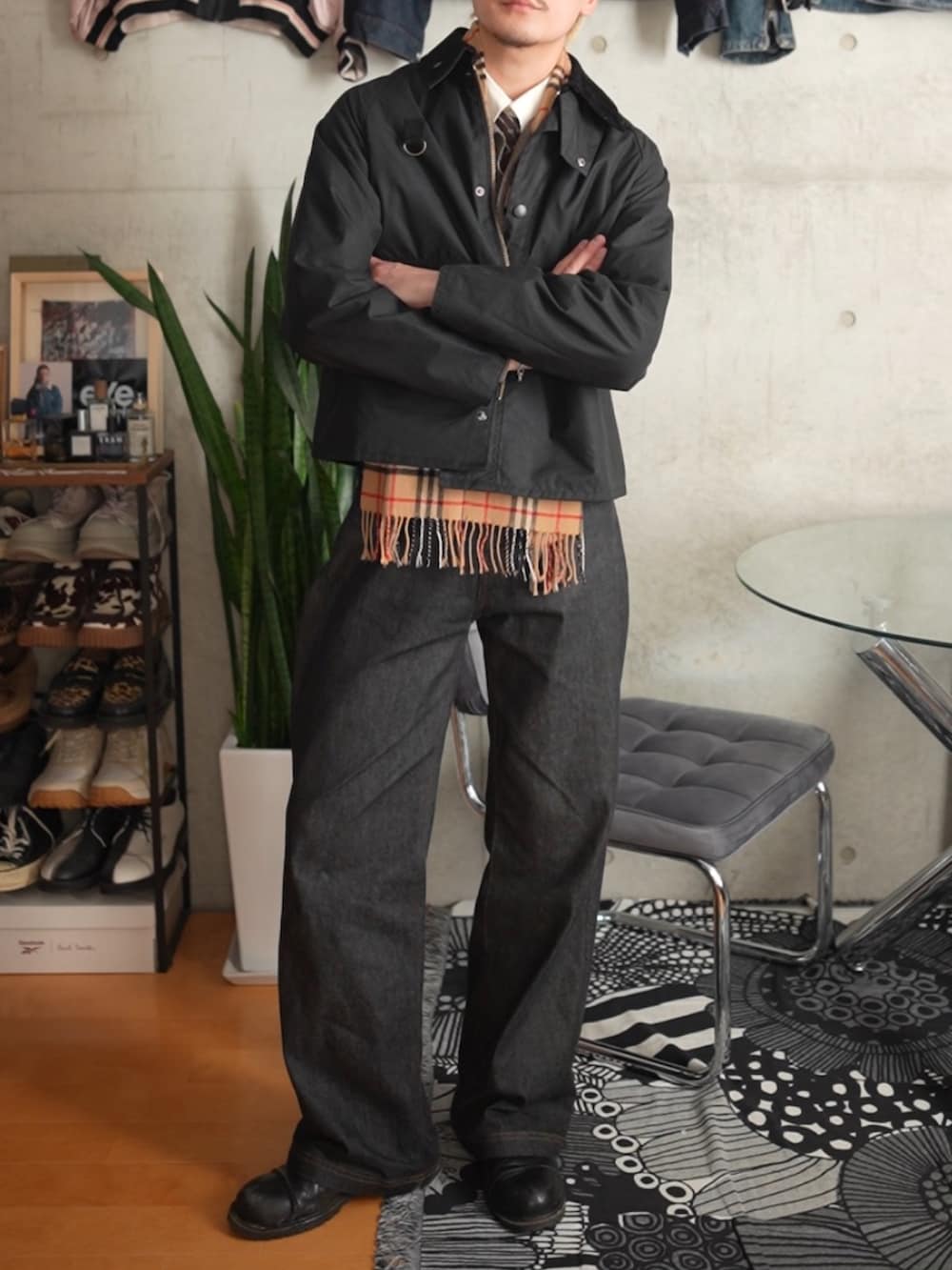 ブラック系のデニムパンツ、ブラック系のブルゾン、ベージュ系のニット/セーターを着用したメンズの冬コーディネートの3枚目の写真