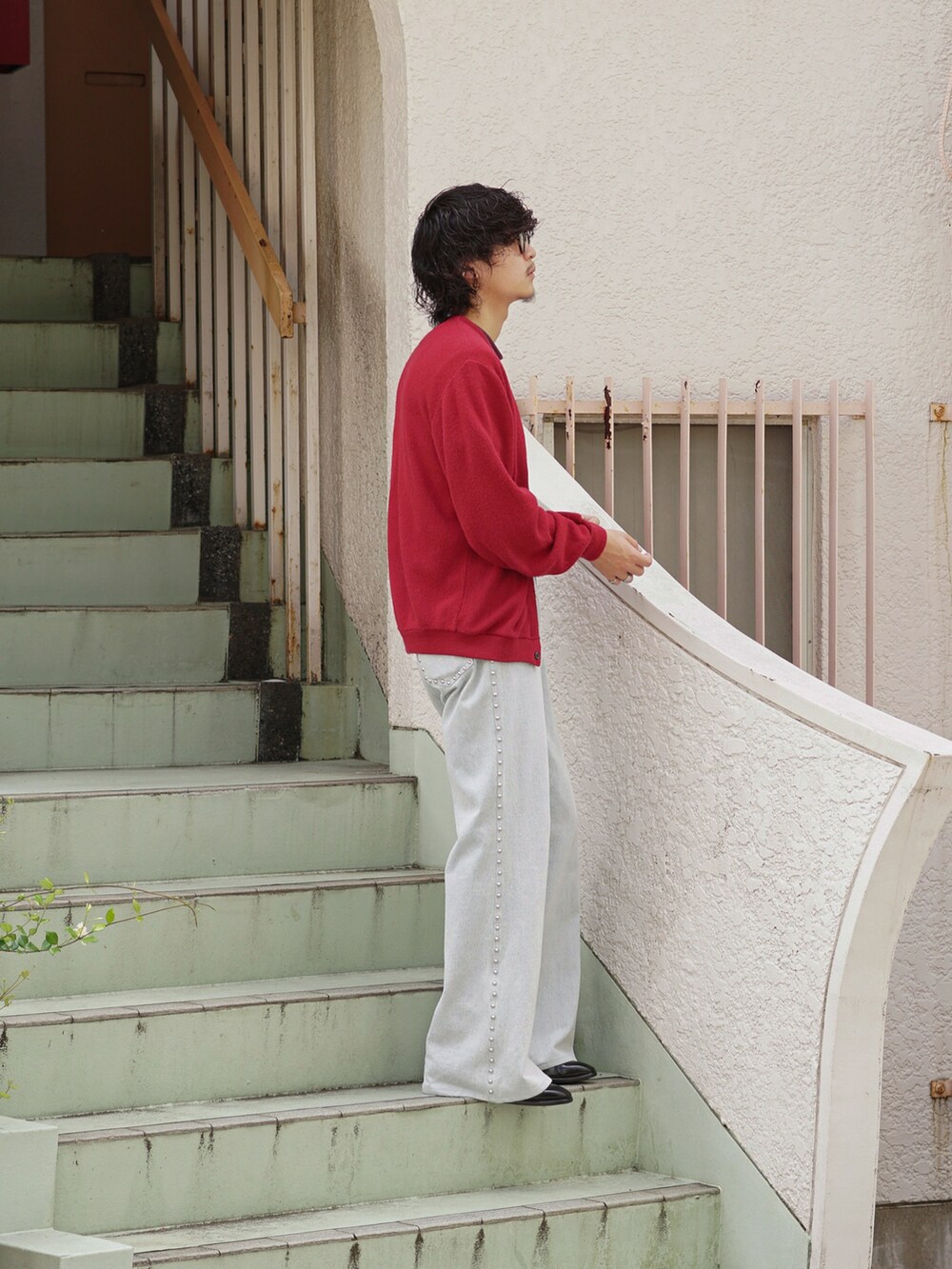 レッド系のカーディガン/ボレロ、レッド系のTシャツ/カットソー、ブラック系のブーツを着用したメンズの夏コーディネートの4枚目の写真